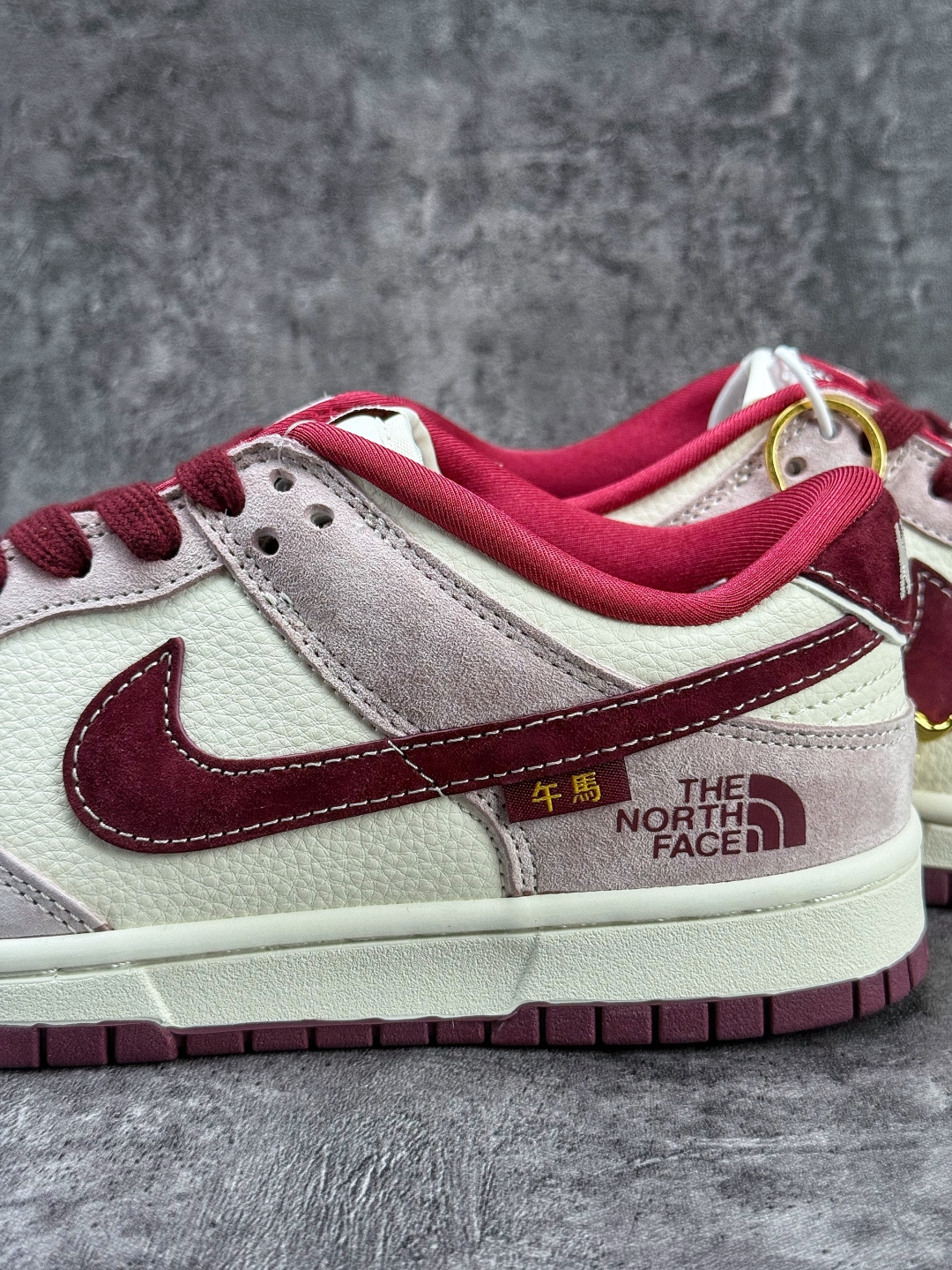 Nike SB Dunk Low x The North Face 灰白红小勾 DN3168-016 Nike SB Dunk Low x The North Face 灰白红小勾 DN3168-016