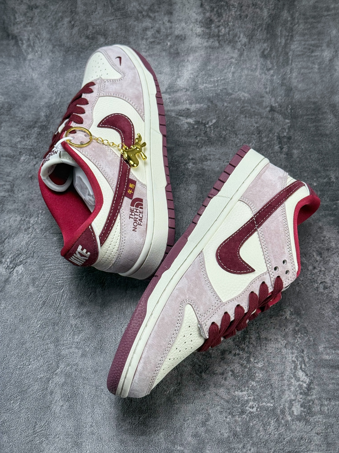 Nike SB Dunk Low x The North Face 灰白红小勾 DN3168-016 Nike SB Dunk Low x The North Face 灰白红小勾 DN3168-016