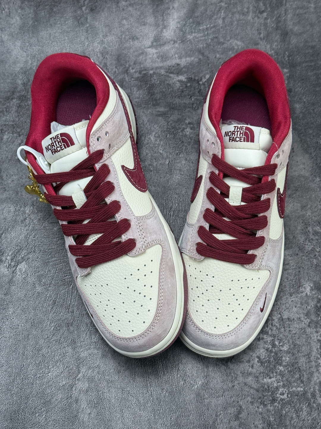 Nike SB Dunk Low x The North Face 灰白红小勾 DN3168-016 Nike SB Dunk Low x The North Face 灰白红小勾 DN3168-016