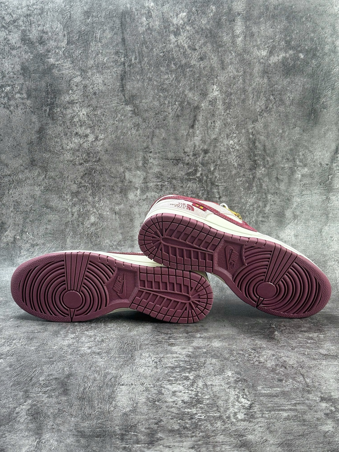 Nike SB Dunk Low x The North Face 灰白红小勾 DN3168-016 Nike SB Dunk Low x The North Face 灰白红小勾 DN3168-016