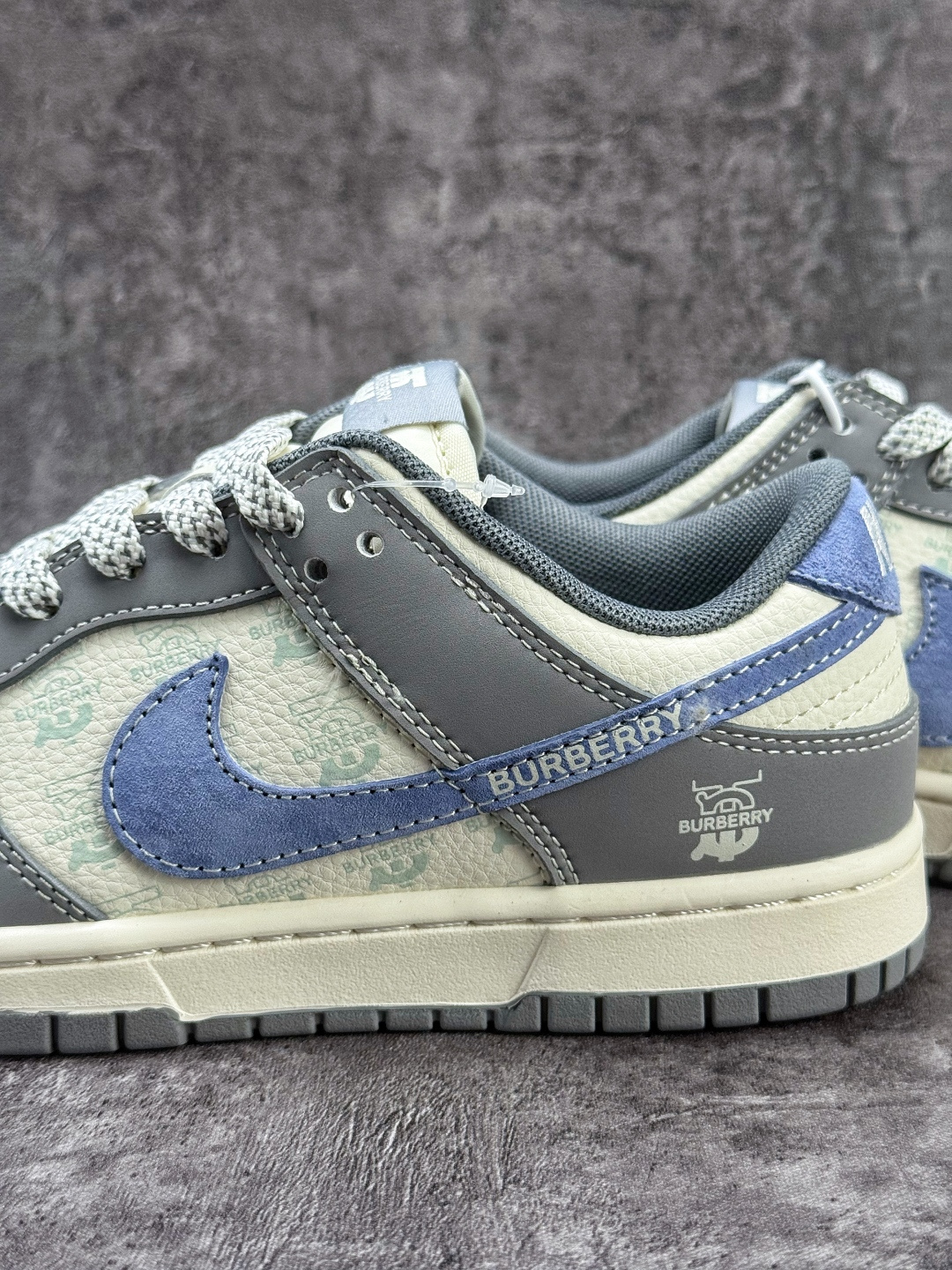 Nike SB Dunk Low x BURBERRY 灰白蓝小勾满天星 JP1628-035 Nike SB Dunk Low x BURBERRY 灰白蓝小勾满天星 JP1628-035