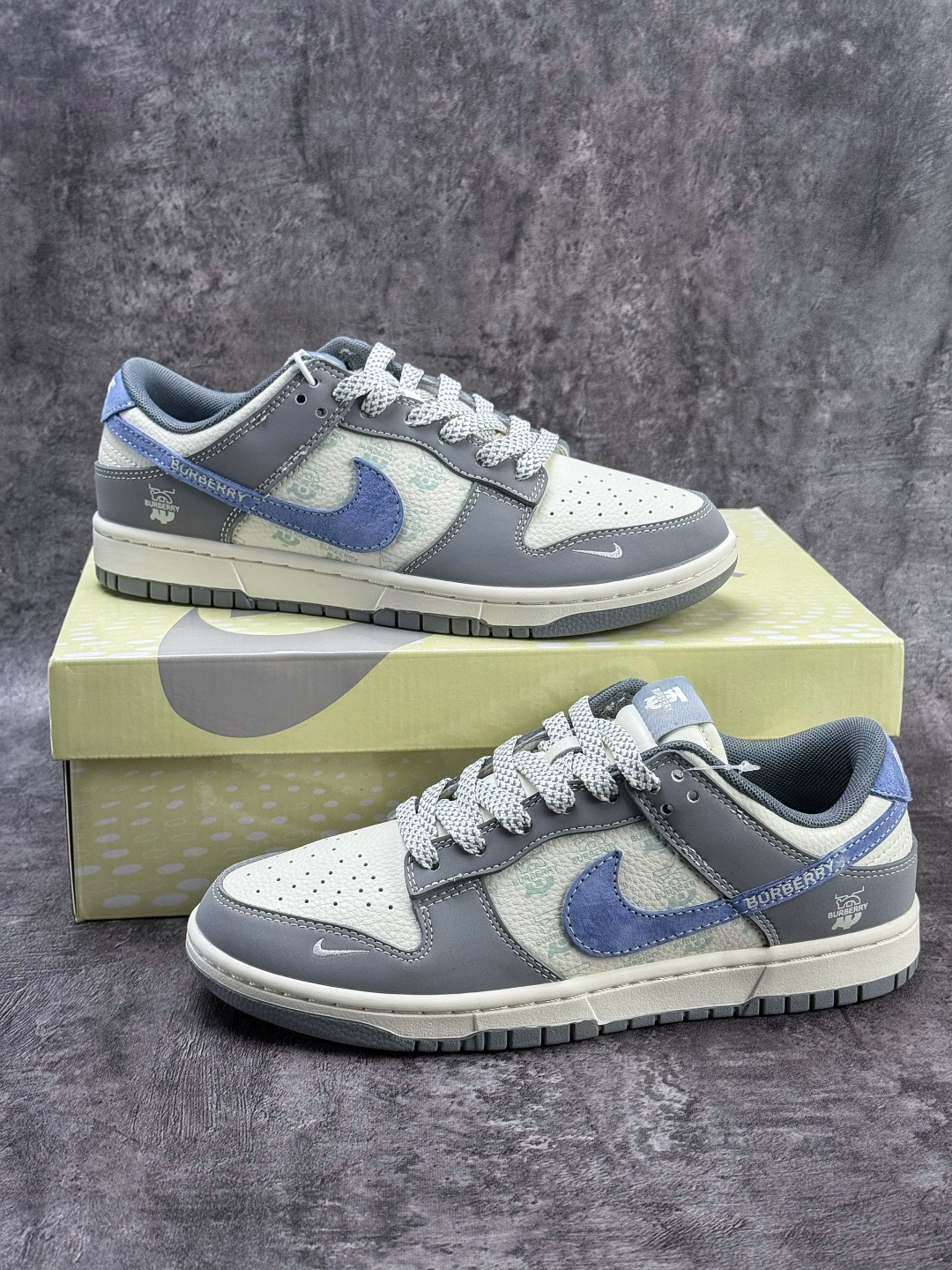Nike SB Dunk Low x BURBERRY 灰白蓝小勾满天星 JP1628-035 Nike SB Dunk Low x BURBERRY 灰白蓝小勾满天星 JP1628-035