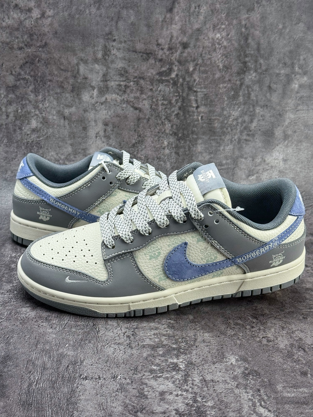 Nike SB Dunk Low x BURBERRY 灰白蓝小勾满天星 JP1628-035 Nike SB Dunk Low x BURBERRY 灰白蓝小勾满天星 JP1628-035