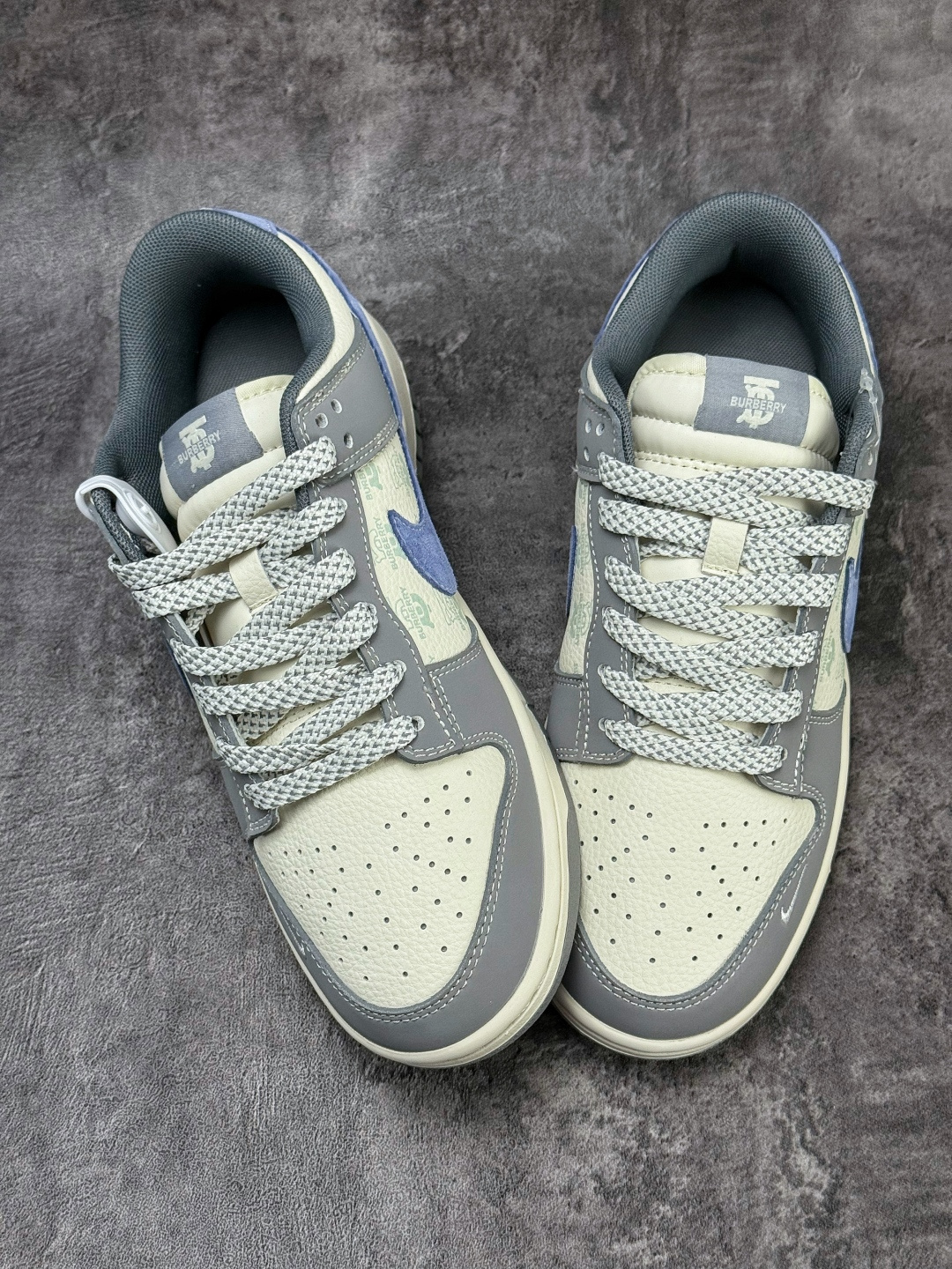 Nike SB Dunk Low x BURBERRY 灰白蓝小勾满天星 JP1628-035 Nike SB Dunk Low x BURBERRY 灰白蓝小勾满天星 JP1628-035