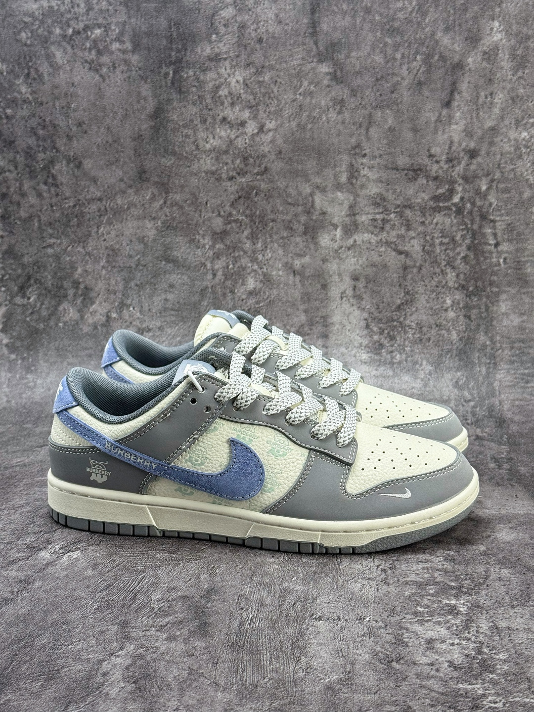 Nike SB Dunk Low x BURBERRY 灰白蓝小勾满天星 JP1628-035 Nike SB Dunk Low x BURBERRY 灰白蓝小勾满天星 JP1628-035