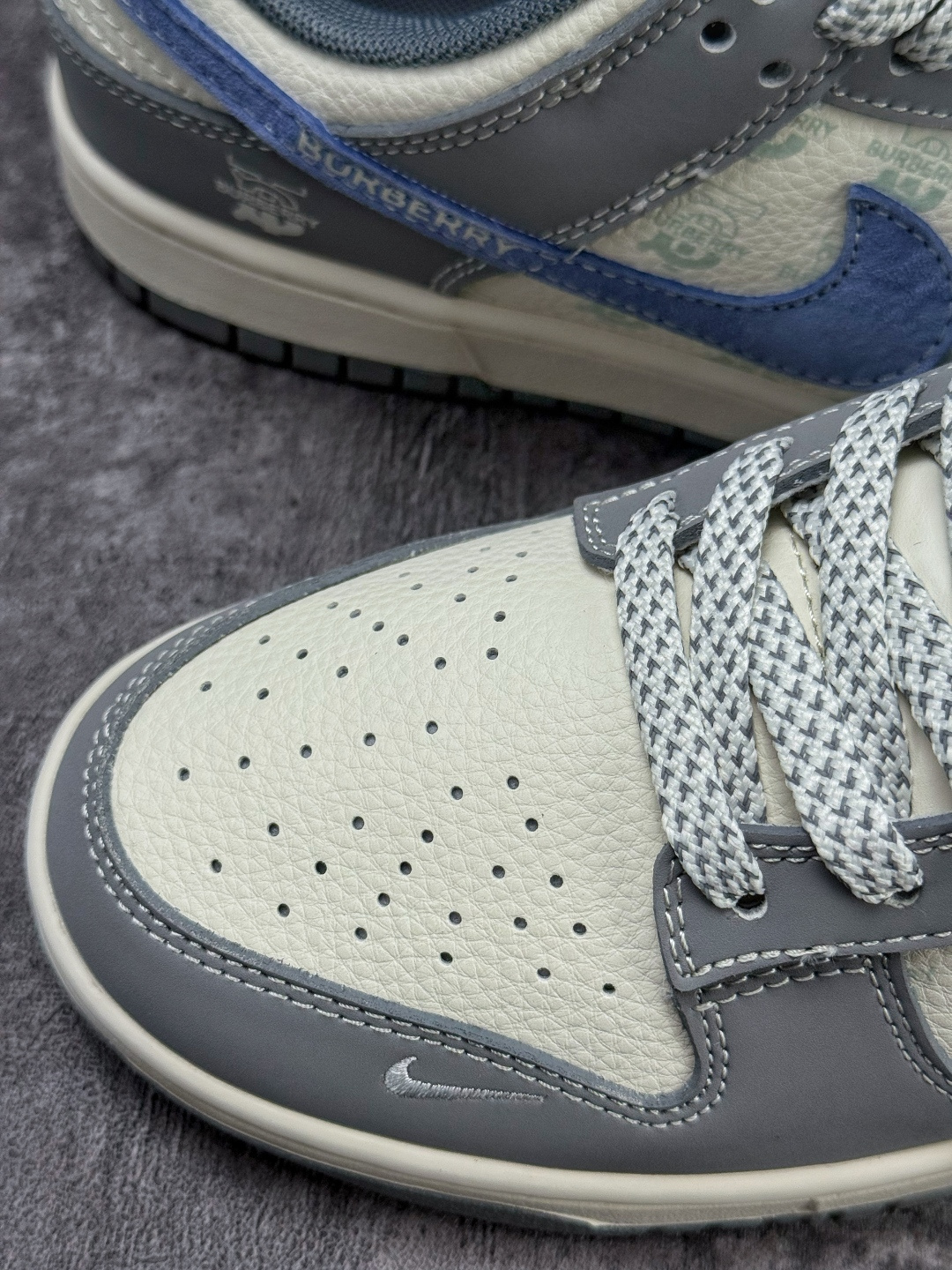 Nike SB Dunk Low x BURBERRY 灰白蓝小勾满天星 JP1628-035 Nike SB Dunk Low x BURBERRY 灰白蓝小勾满天星 JP1628-035