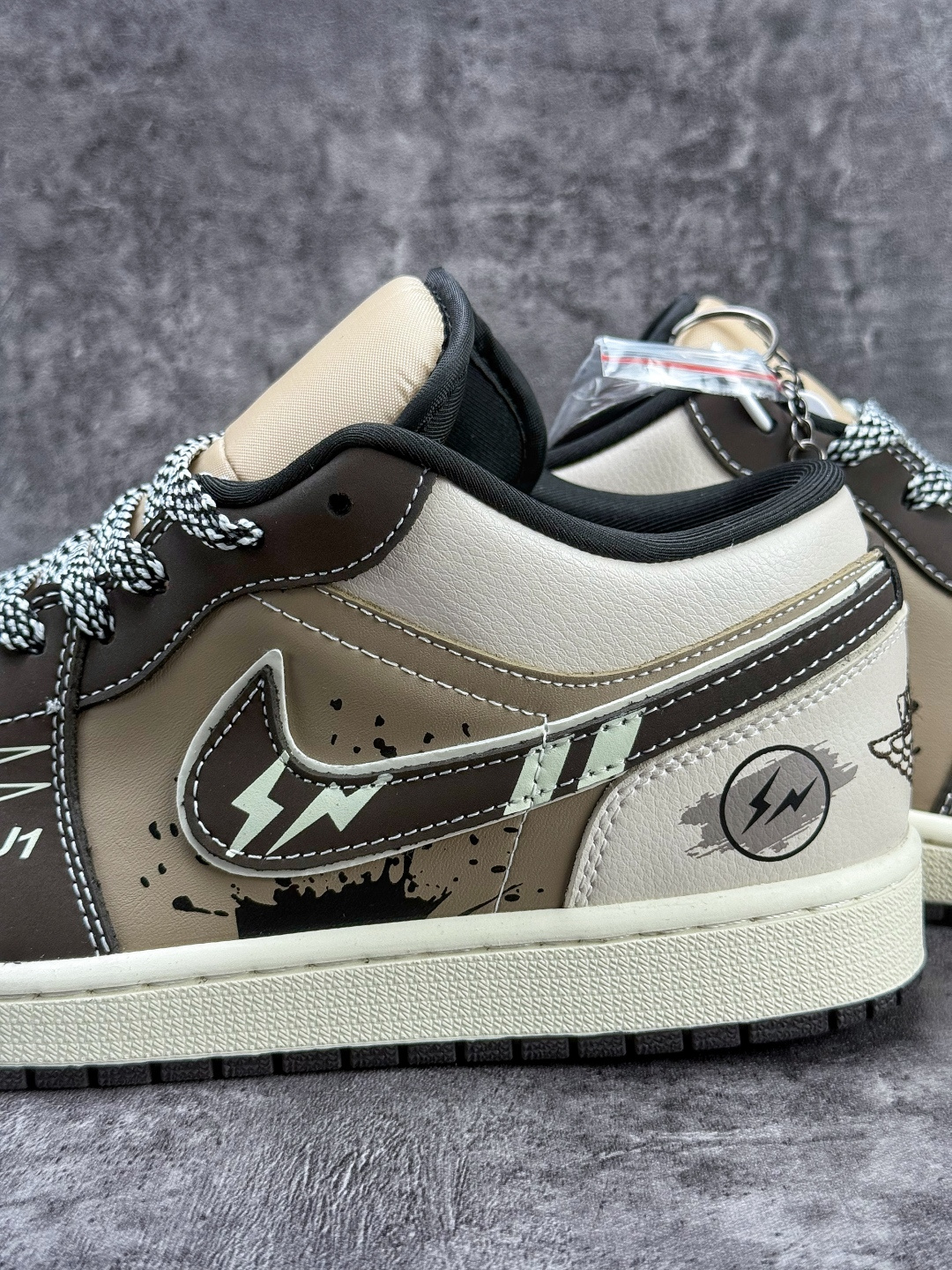Nike Jordan Air Jordan 1 闪电 咖啡棕小勾满天星 LR8888-018 Nike Jordan Air Jordan 1 闪电 咖啡棕小勾满天星 LR8888-018