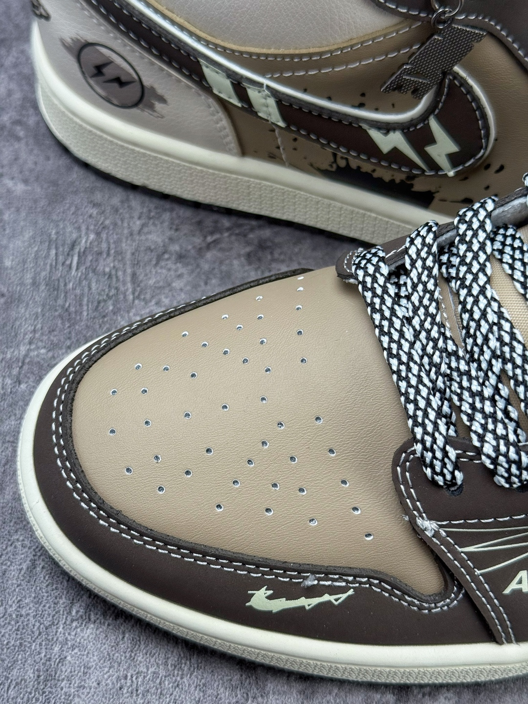 Nike Jordan Air Jordan 1 闪电 咖啡棕小勾满天星 LR8888-018 Nike Jordan Air Jordan 1 闪电 咖啡棕小勾满天星 LR8888-018