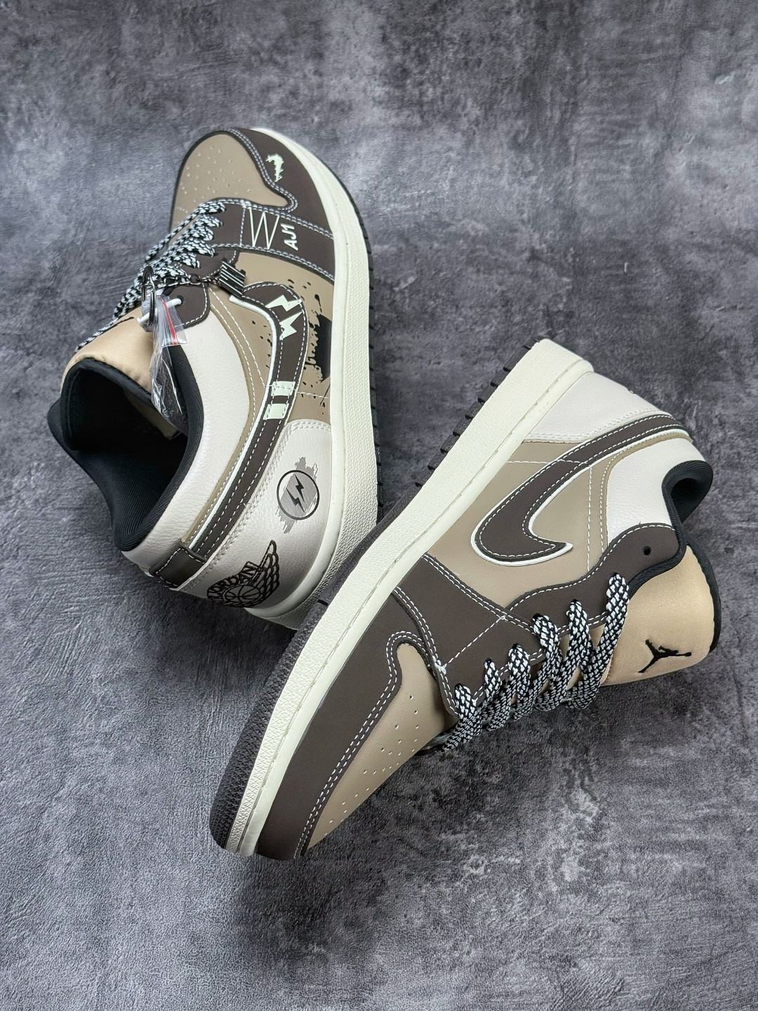Nike Jordan Air Jordan 1 闪电 咖啡棕小勾满天星 LR8888-018 Nike Jordan Air Jordan 1 闪电 咖啡棕小勾满天星 LR8888-018