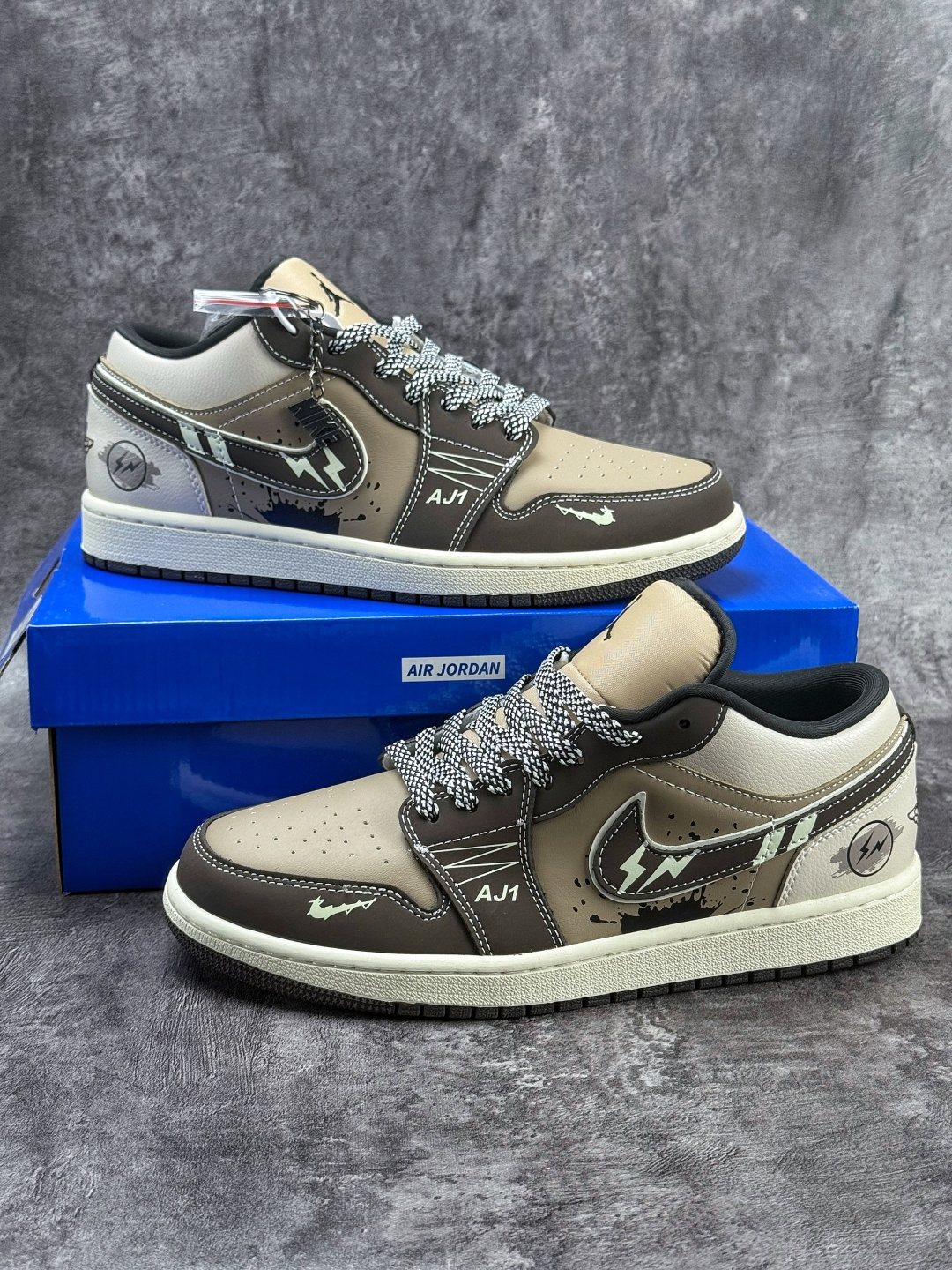 Nike Jordan Air Jordan 1 闪电 咖啡棕小勾满天星 LR8888-018 Nike Jordan Air Jordan 1 闪电 咖啡棕小勾满天星 LR8888-018