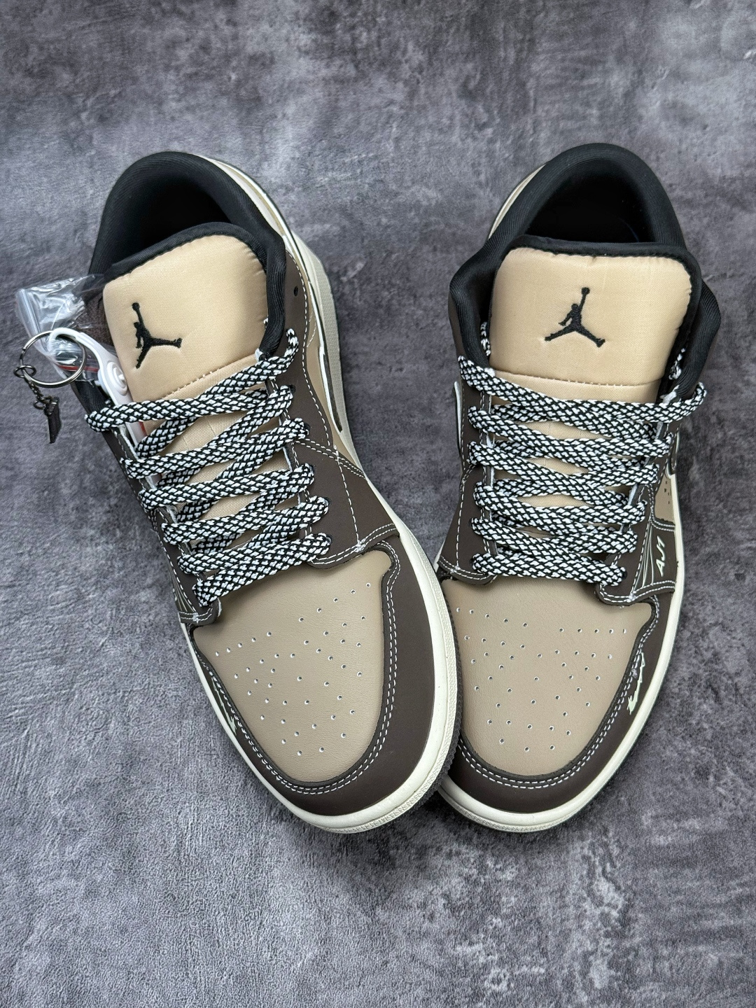 Nike Jordan Air Jordan 1 闪电 咖啡棕小勾满天星 LR8888-018 Nike Jordan Air Jordan 1 闪电 咖啡棕小勾满天星 LR8888-018