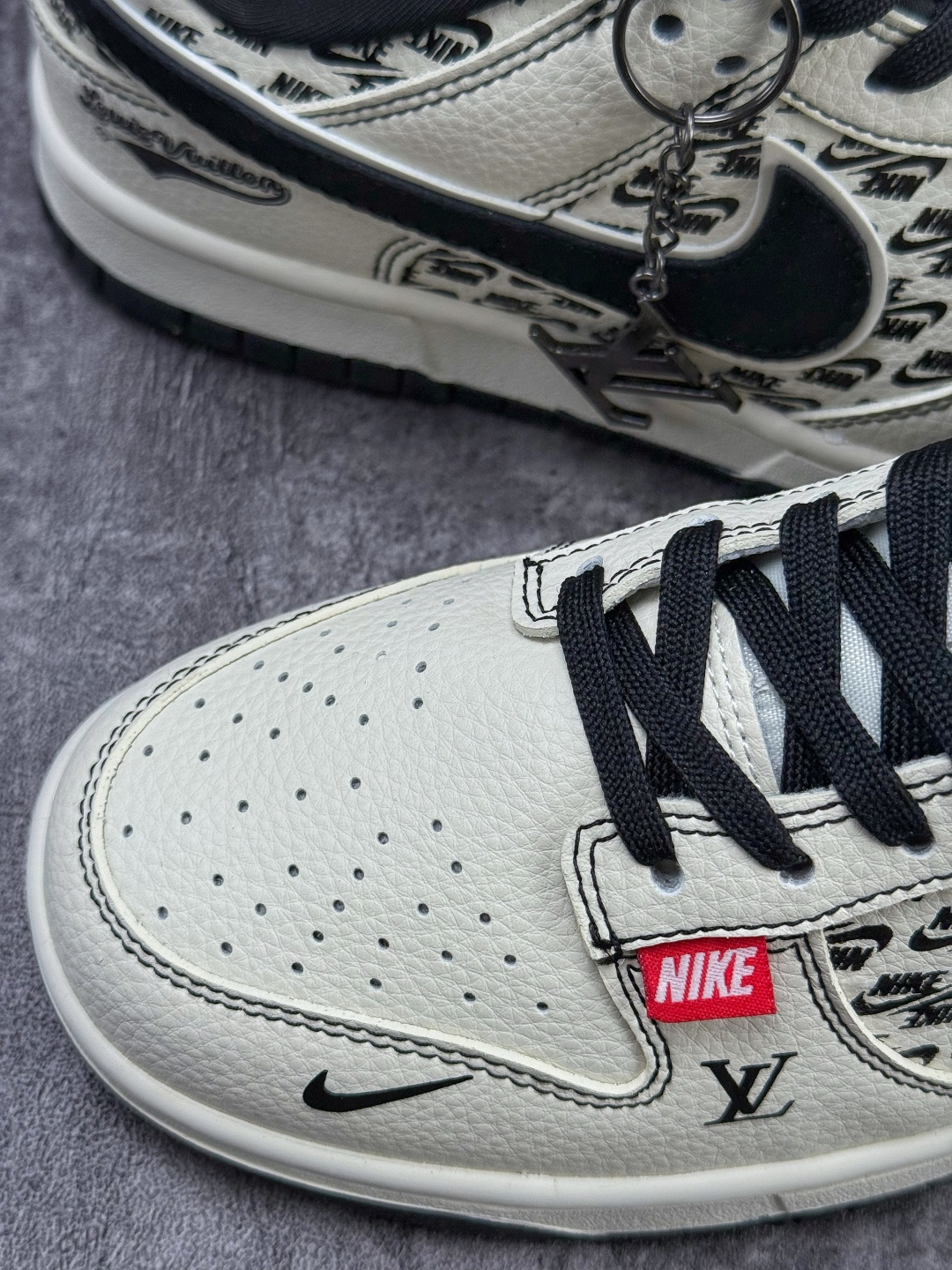 Nike SB Dunk Low x Louis Vuitton 白黑小勾 MN1688-103