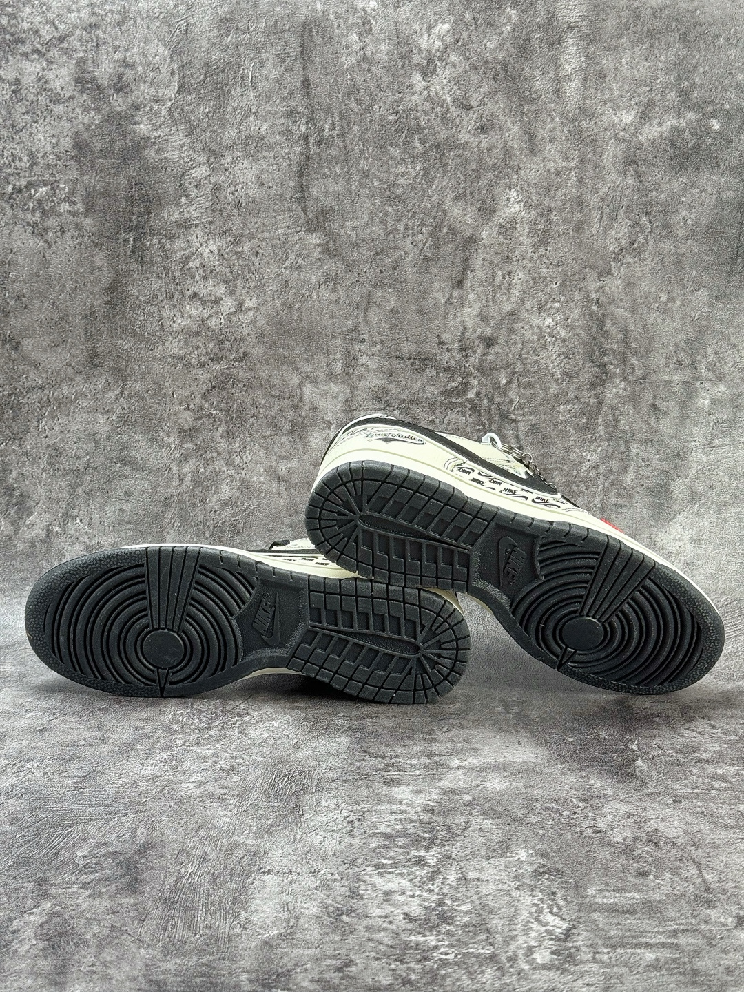 Nike SB Dunk Low x Louis Vuitton 白黑小勾 MN1688-103