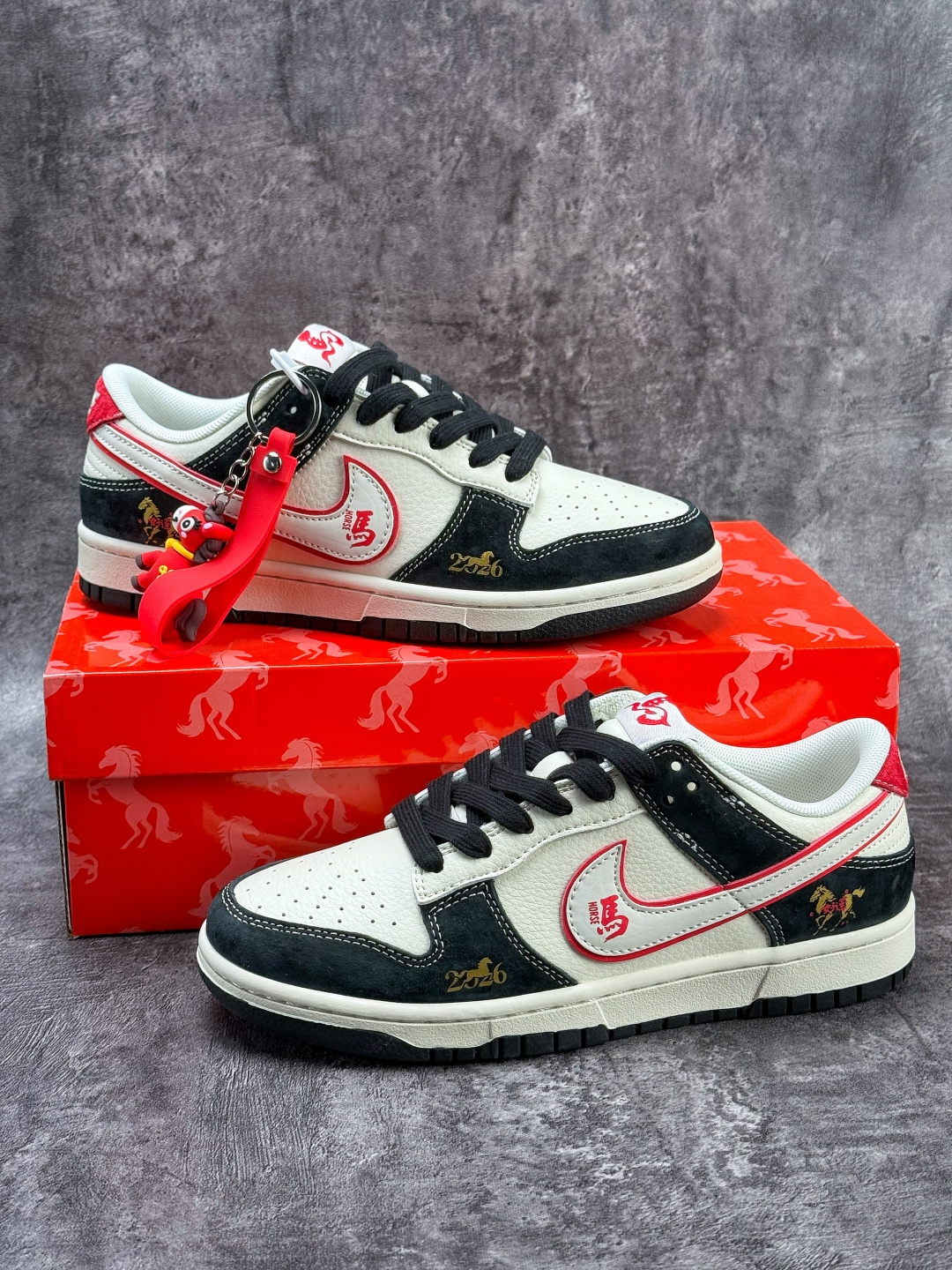 Nike SB Dunk Low 马年限定 黑白红 FC1688-259