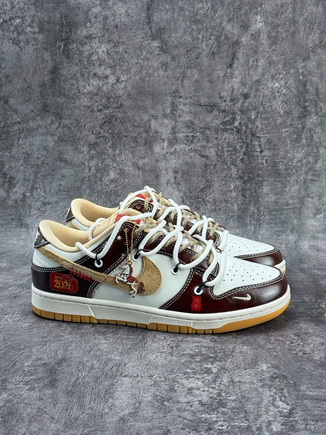 Nike SB Dunk Low 马年限定 棕白小勾 YS506-C90-High Quatity Cheap Brand wholesale wholesaler seller Clothes Bags handbags Sneakers Top Fashion Clothing Shoes from China Factory Chinese suppliers best Quality Beautiful Price Nike SB Dunk Low 马年限定 棕白小勾 YS506-C90