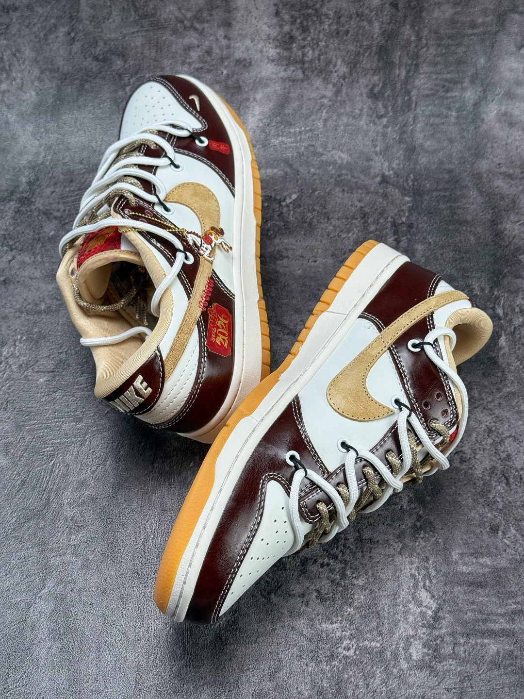 Nike SB Dunk Low 马年限定 棕白小勾 YS506-C90-High Quatity Cheap Brand wholesale wholesaler seller Clothes Bags handbags Sneakers Top Fashion Clothing Shoes from China Factory Chinese suppliers best Quality Beautiful Price Nike SB Dunk Low 马年限定 棕白小勾 YS506-C90