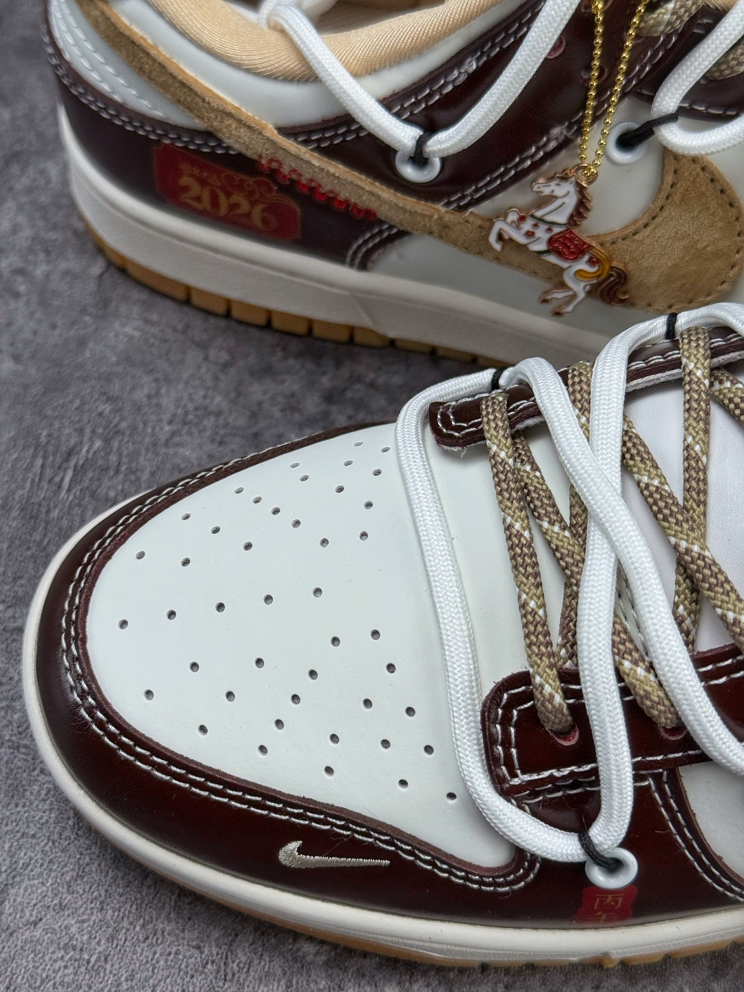 Nike SB Dunk Low 马年限定 棕白小勾 YS506-C90-High Quatity Cheap Brand wholesale wholesaler seller Clothes Bags handbags Sneakers Top Fashion Clothing Shoes from China Factory Chinese suppliers best Quality Beautiful Price Nike SB Dunk Low 马年限定 棕白小勾 YS506-C90