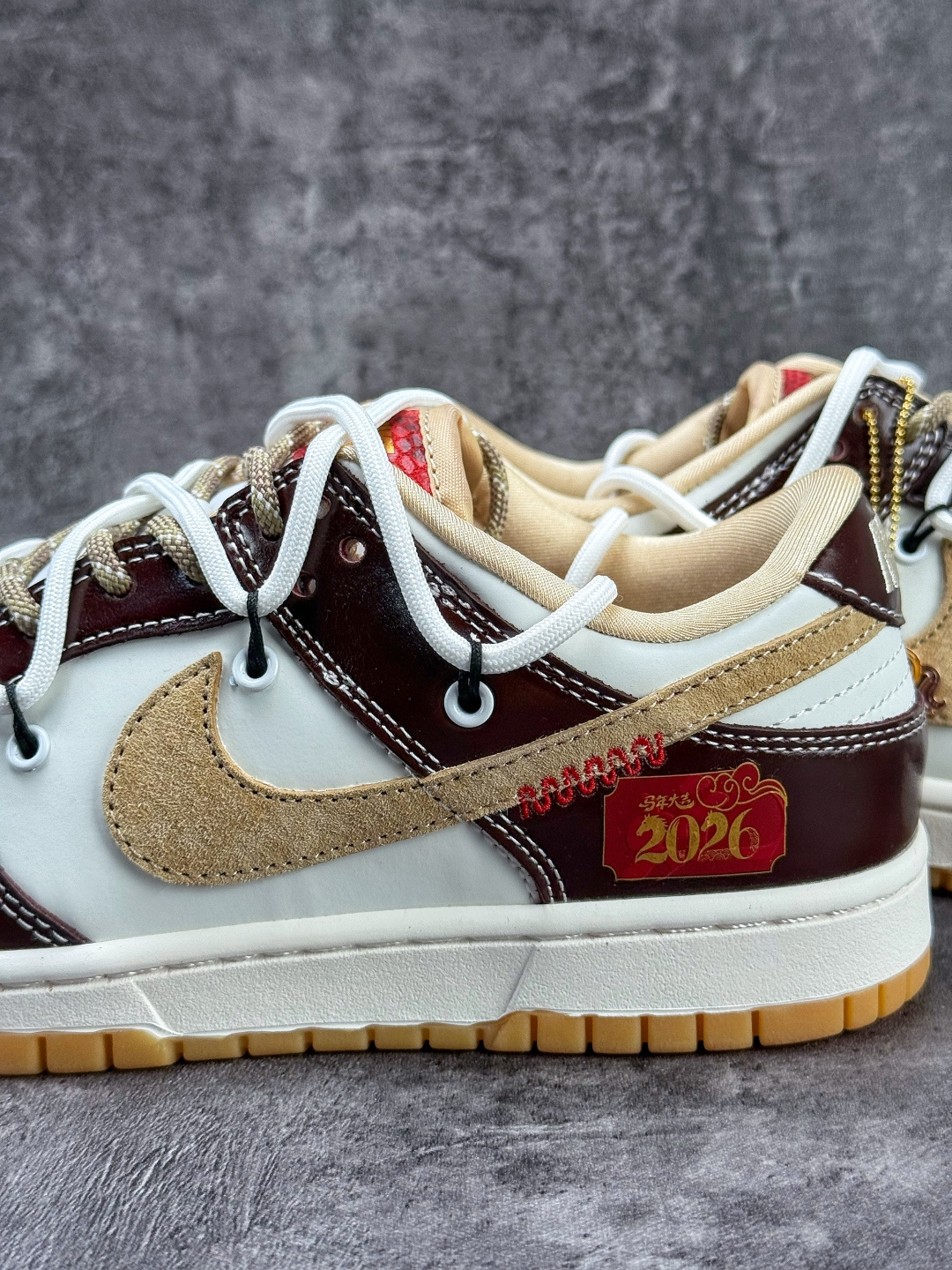 Nike SB Dunk Low 马年限定 棕白小勾 YS506-C90-High Quatity Cheap Brand wholesale wholesaler seller Clothes Bags handbags Sneakers Top Fashion Clothing Shoes from China Factory Chinese suppliers best Quality Beautiful Price Nike SB Dunk Low 马年限定 棕白小勾 YS506-C90