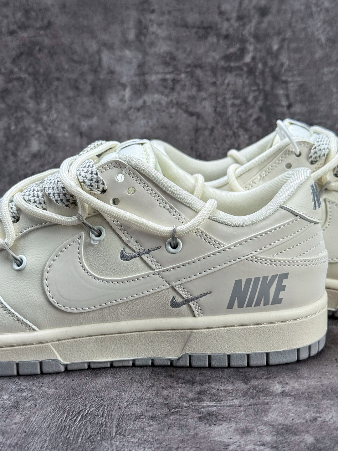 Nike SB Dunk Low 白灰三小勾 JP2026-103-High Quatity Cheap Brand wholesale wholesaler seller Clothes Bags handbags Sneakers Top Fashion Clothing Shoes from China Factory Chinese suppliers best Quality Beautiful Price Nike SB Dunk Low 白灰三小勾 JP2026-103