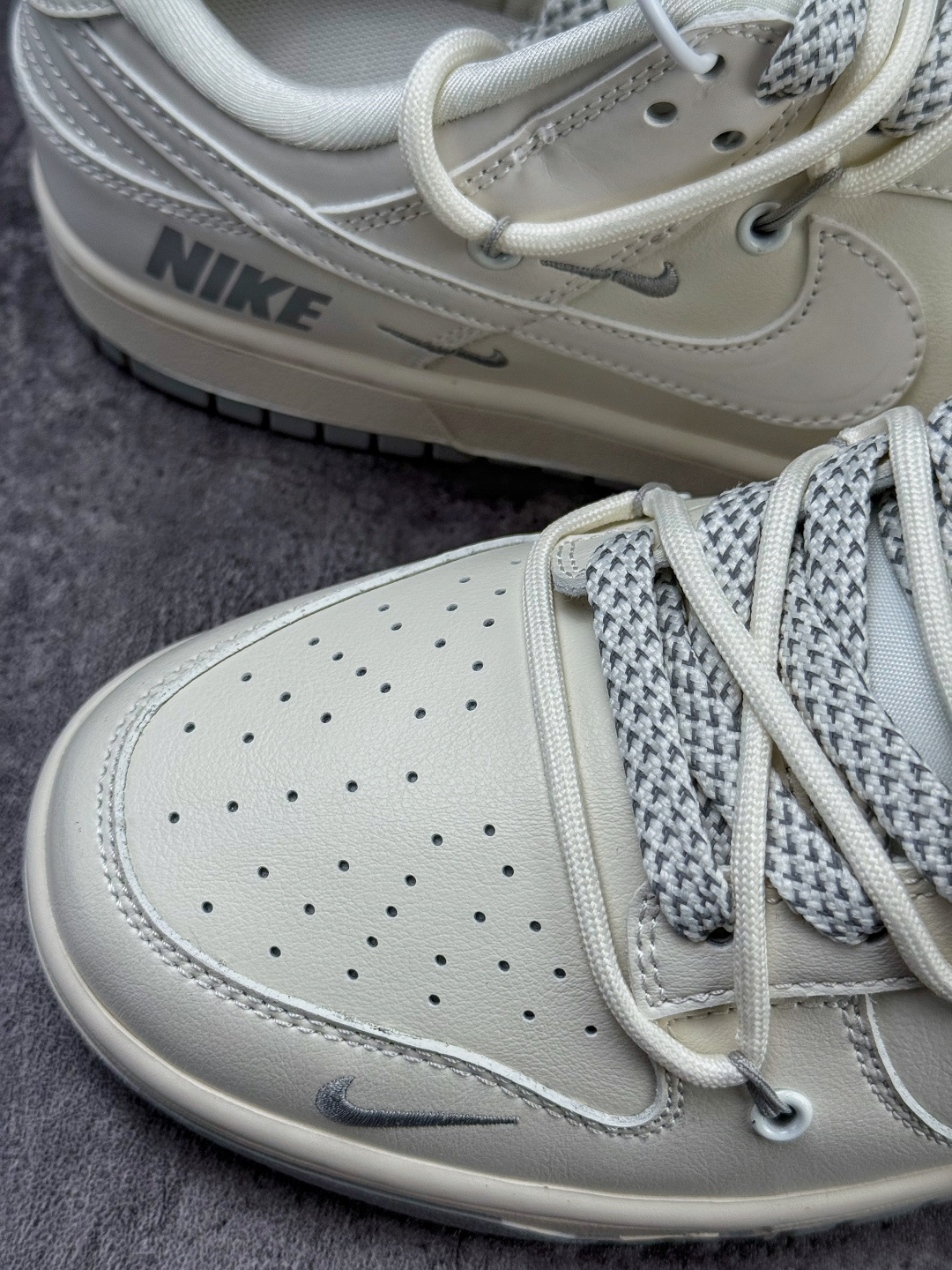 Nike SB Dunk Low 白灰三小勾 JP2026-103-High Quatity Cheap Brand wholesale wholesaler seller Clothes Bags handbags Sneakers Top Fashion Clothing Shoes from China Factory Chinese suppliers best Quality Beautiful Price Nike SB Dunk Low 白灰三小勾 JP2026-103