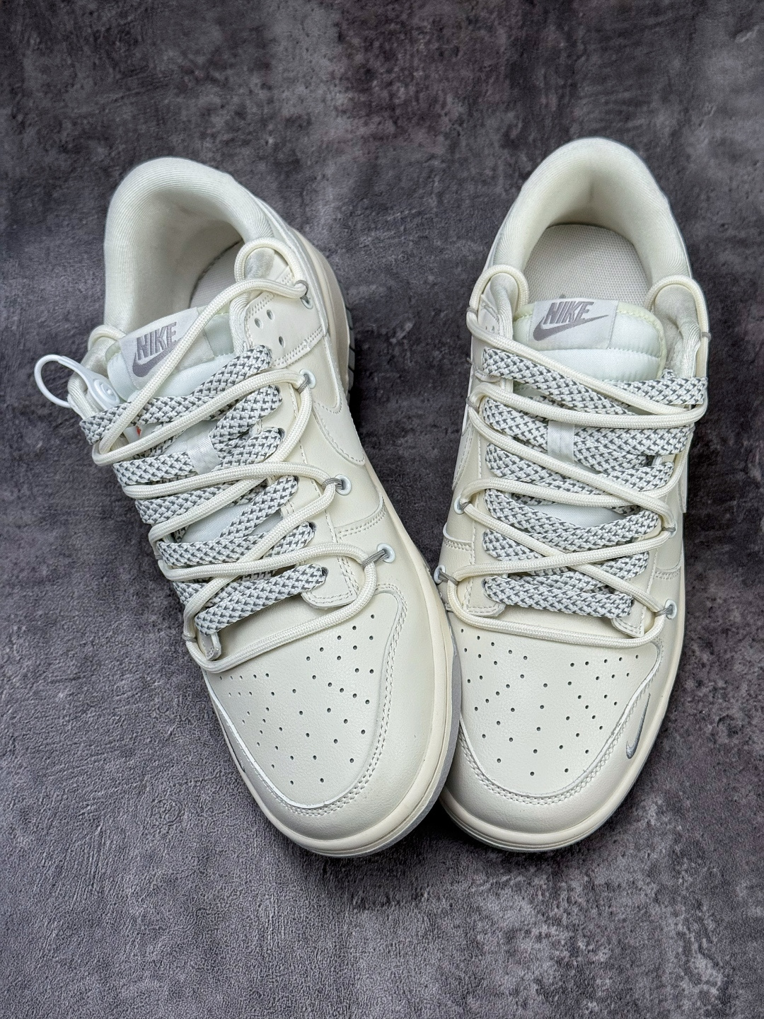 Nike SB Dunk Low 白灰三小勾 JP2026-103-High Quatity Cheap Brand wholesale wholesaler seller Clothes Bags handbags Sneakers Top Fashion Clothing Shoes from China Factory Chinese suppliers best Quality Beautiful Price Nike SB Dunk Low 白灰三小勾 JP2026-103