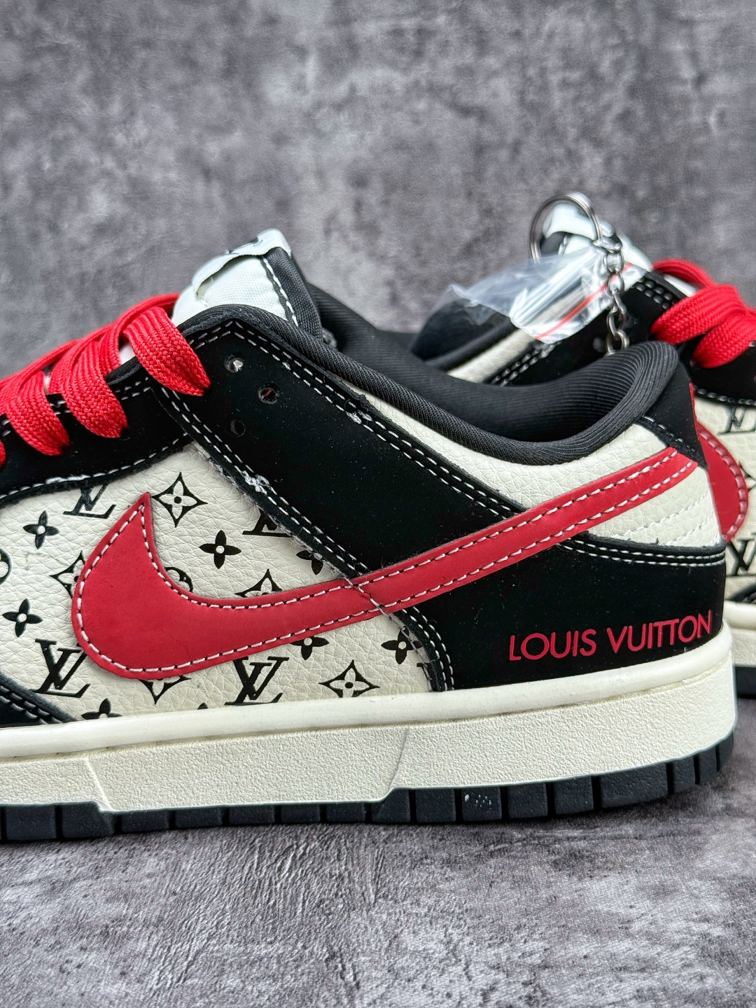 Nike SB Dunk Low x Louis Vuitton 黑白红小勾 SJ8888-006