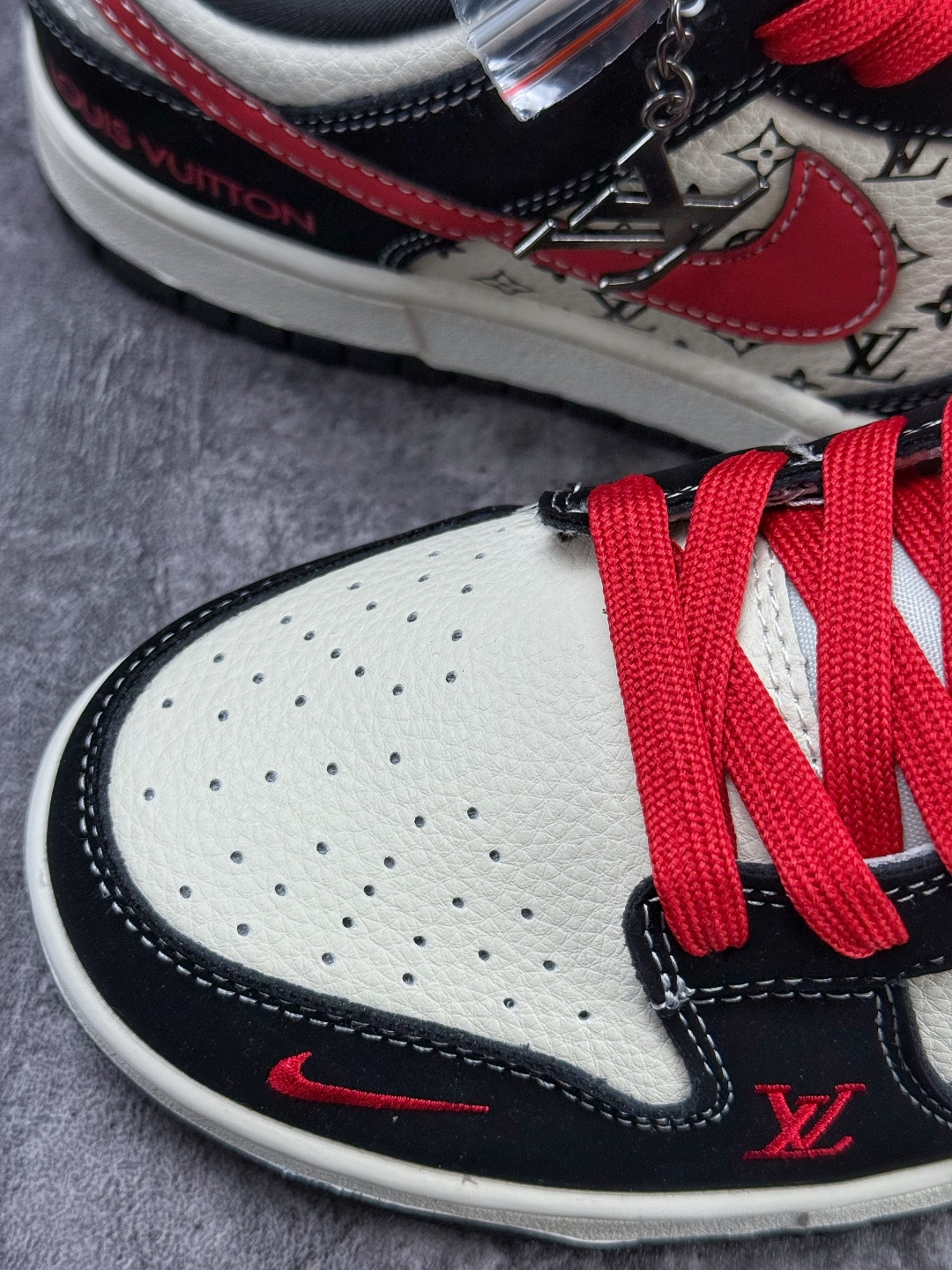 Nike SB Dunk Low x Louis Vuitton 黑白红小勾 SJ8888-006