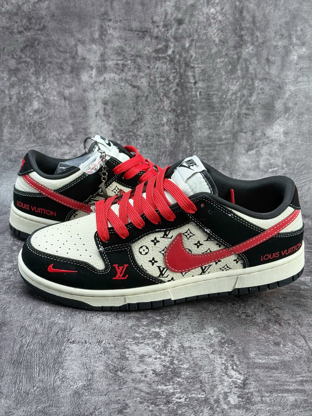 Nike SB Dunk Low x Louis Vuitton 黑白红小勾 SJ8888-006