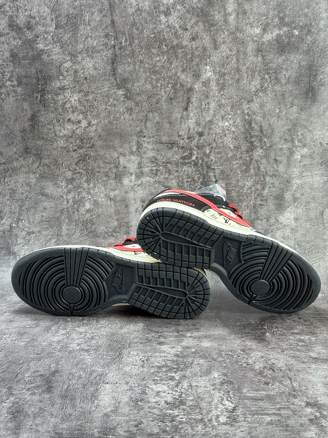 Nike SB Dunk Low x Louis Vuitton 黑白红小勾 SJ8888-006