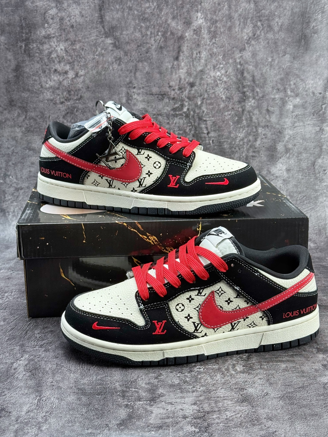 Nike SB Dunk Low x Louis Vuitton 黑白红小勾 SJ8888-006