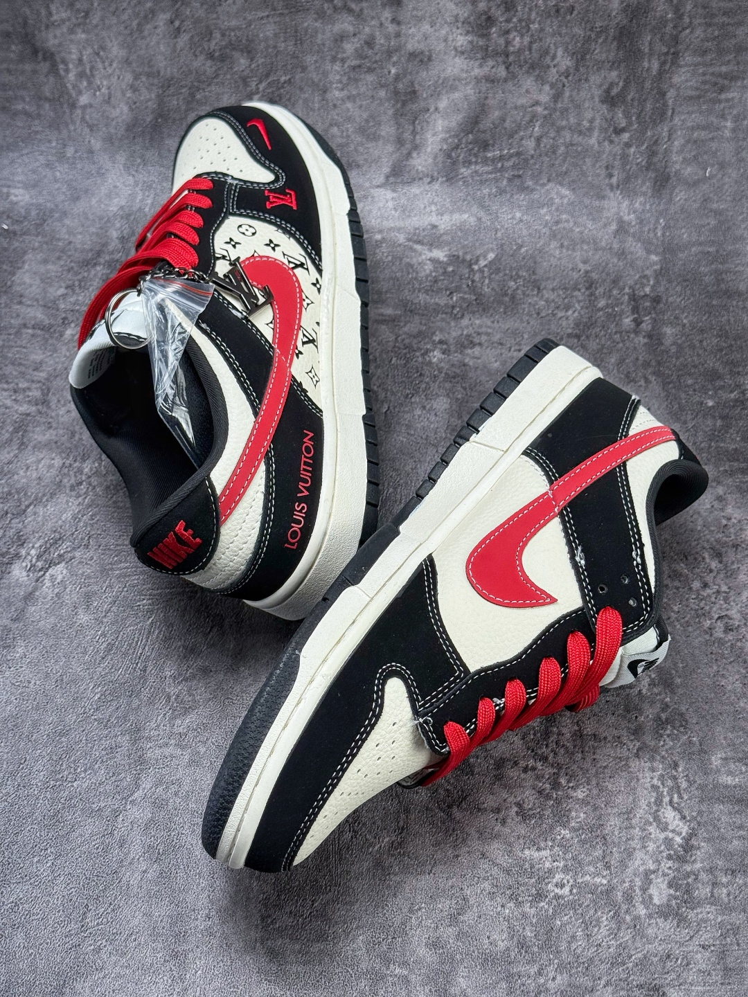 Nike SB Dunk Low x Louis Vuitton 黑白红小勾 SJ8888-006