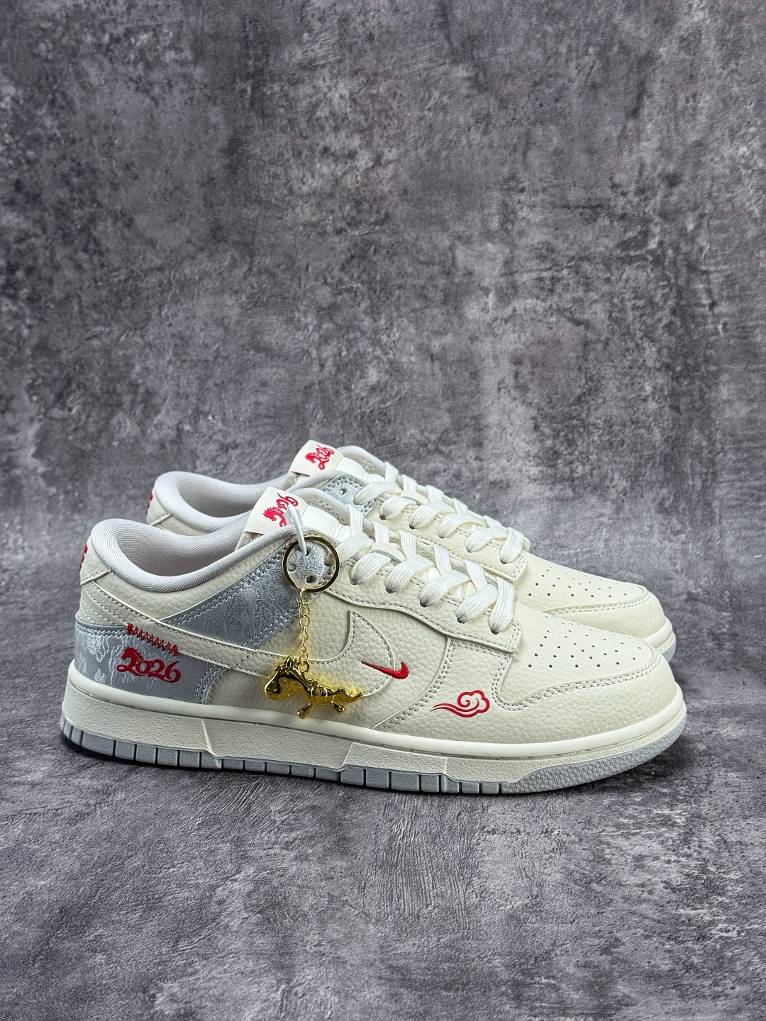 NIKE SB Dunk Low RETRO 马年限定 白银小勾 DS6608-022