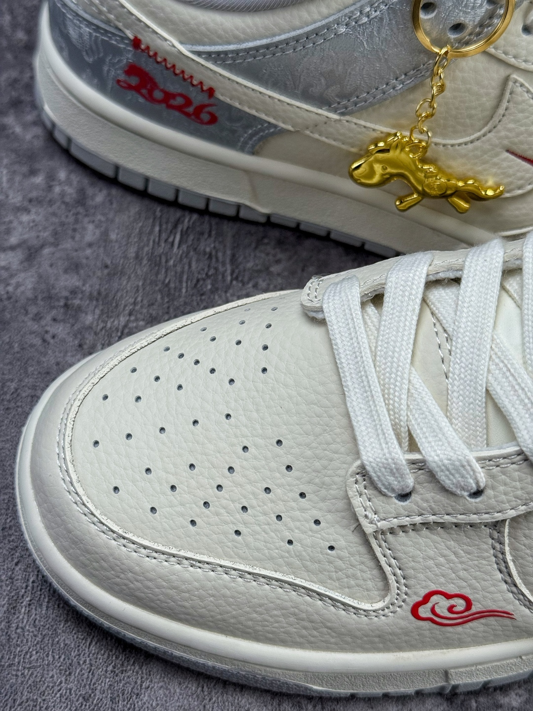 NIKE SB Dunk Low RETRO 马年限定 白银小勾 DS6608-022