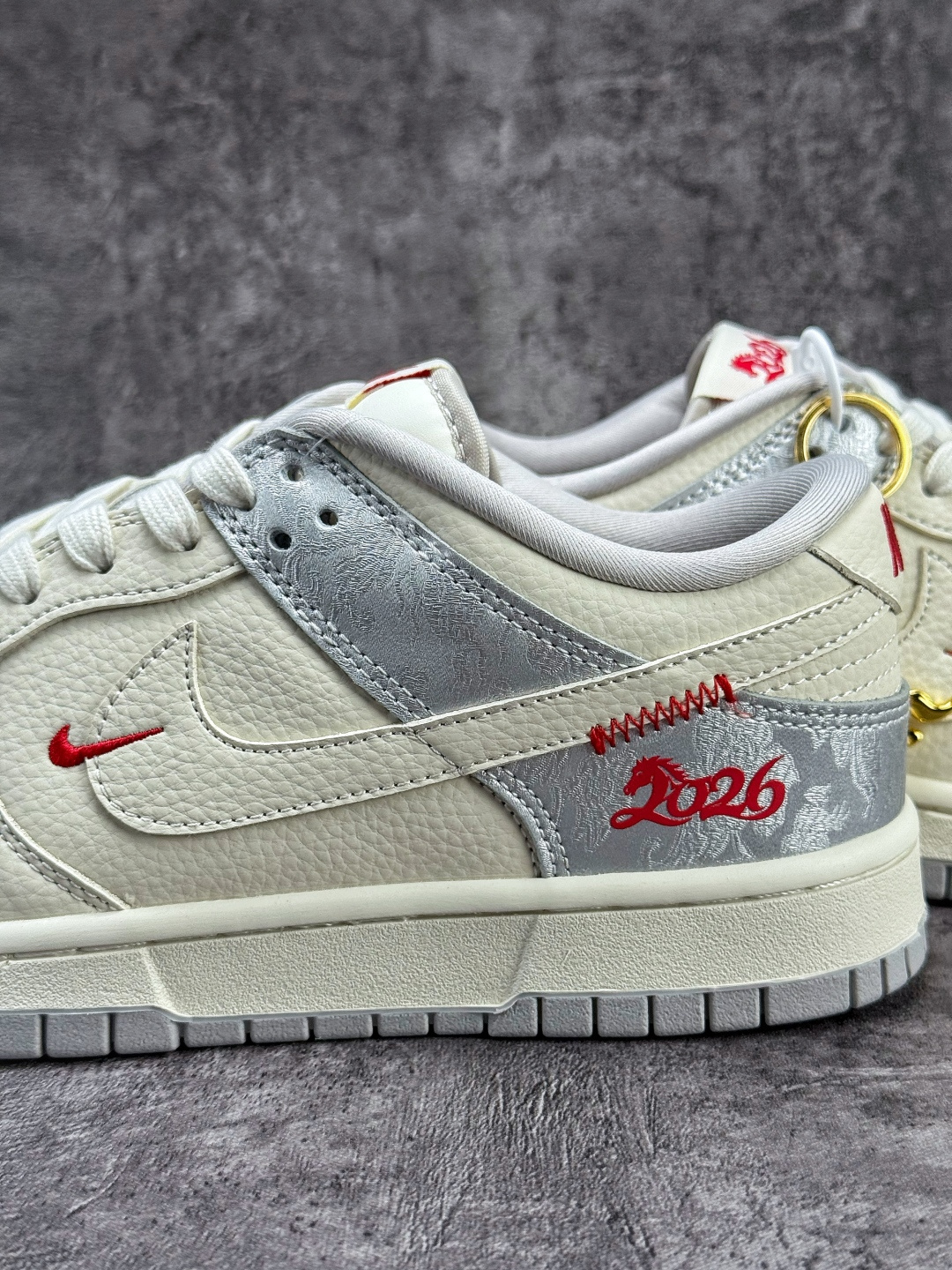 NIKE SB Dunk Low RETRO 马年限定 白银小勾 DS6608-022