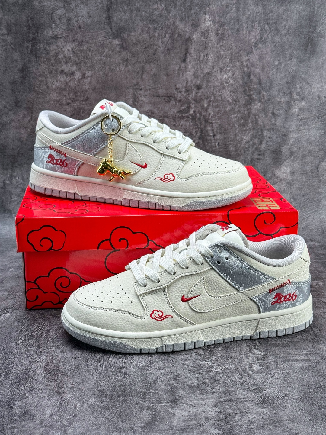 NIKE SB Dunk Low RETRO 马年限定 白银小勾 DS6608-022
