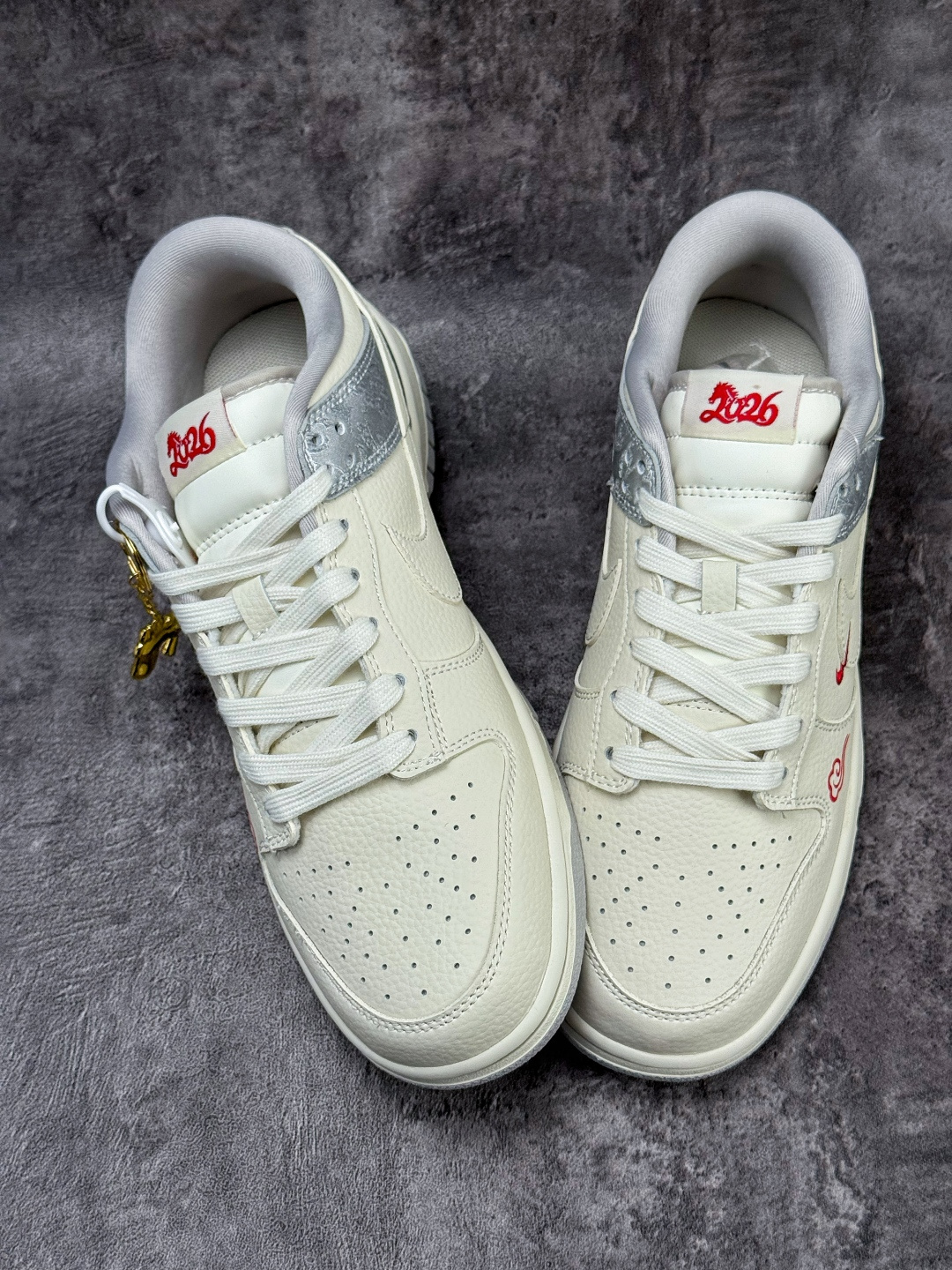 NIKE SB Dunk Low RETRO 马年限定 白银小勾 DS6608-022