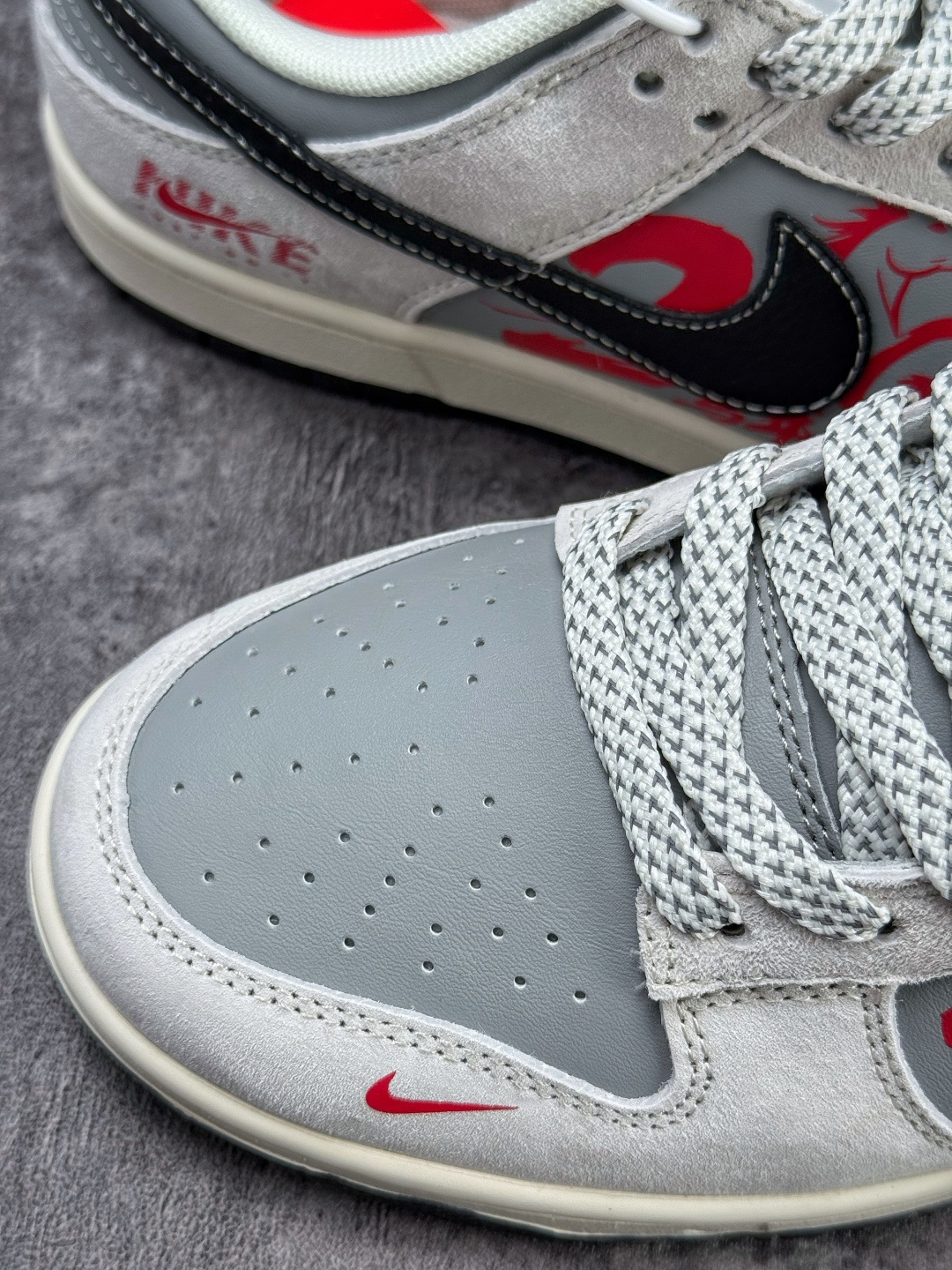 Nike SB Dunk Low 马年限定 灰白小勾满天星 JP2026-111