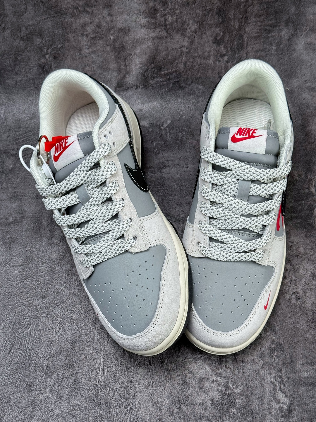 Nike SB Dunk Low 马年限定 灰白小勾满天星 JP2026-111