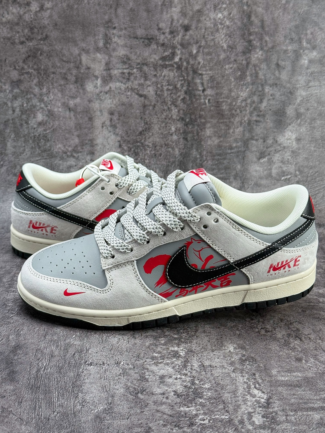 Nike SB Dunk Low 马年限定 灰白小勾满天星 JP2026-111