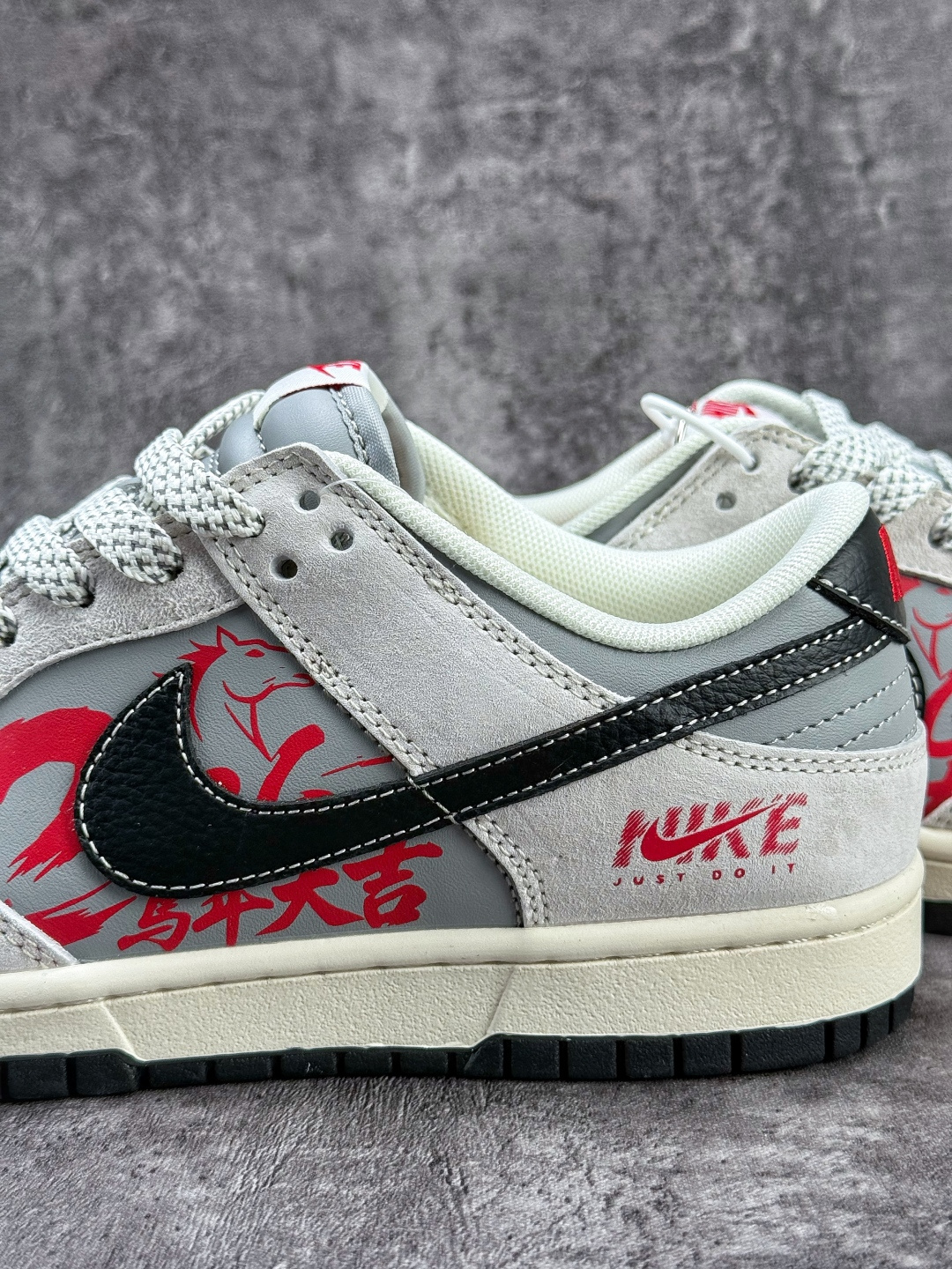 Nike SB Dunk Low 马年限定 灰白小勾满天星 JP2026-111