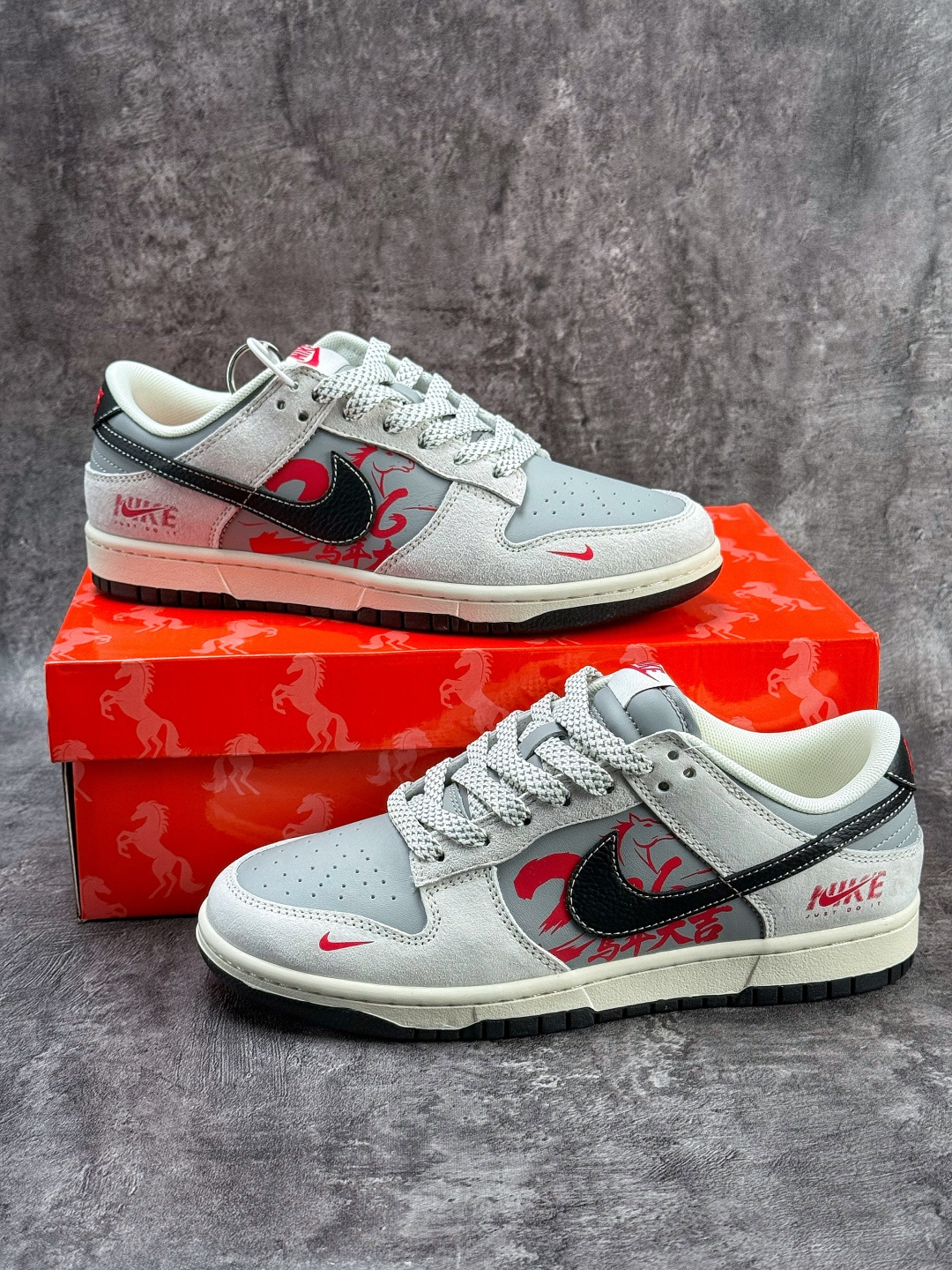 Nike SB Dunk Low 马年限定 灰白小勾满天星 JP2026-111