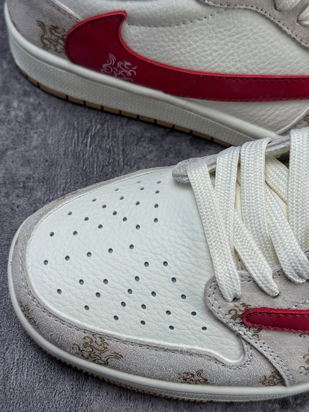 Travis Scott x Nike Air Jordan 1 Low 马年限定 Air Jordan 1 Low 反转灰白红倒钩 纯原版本 DF61-9005
