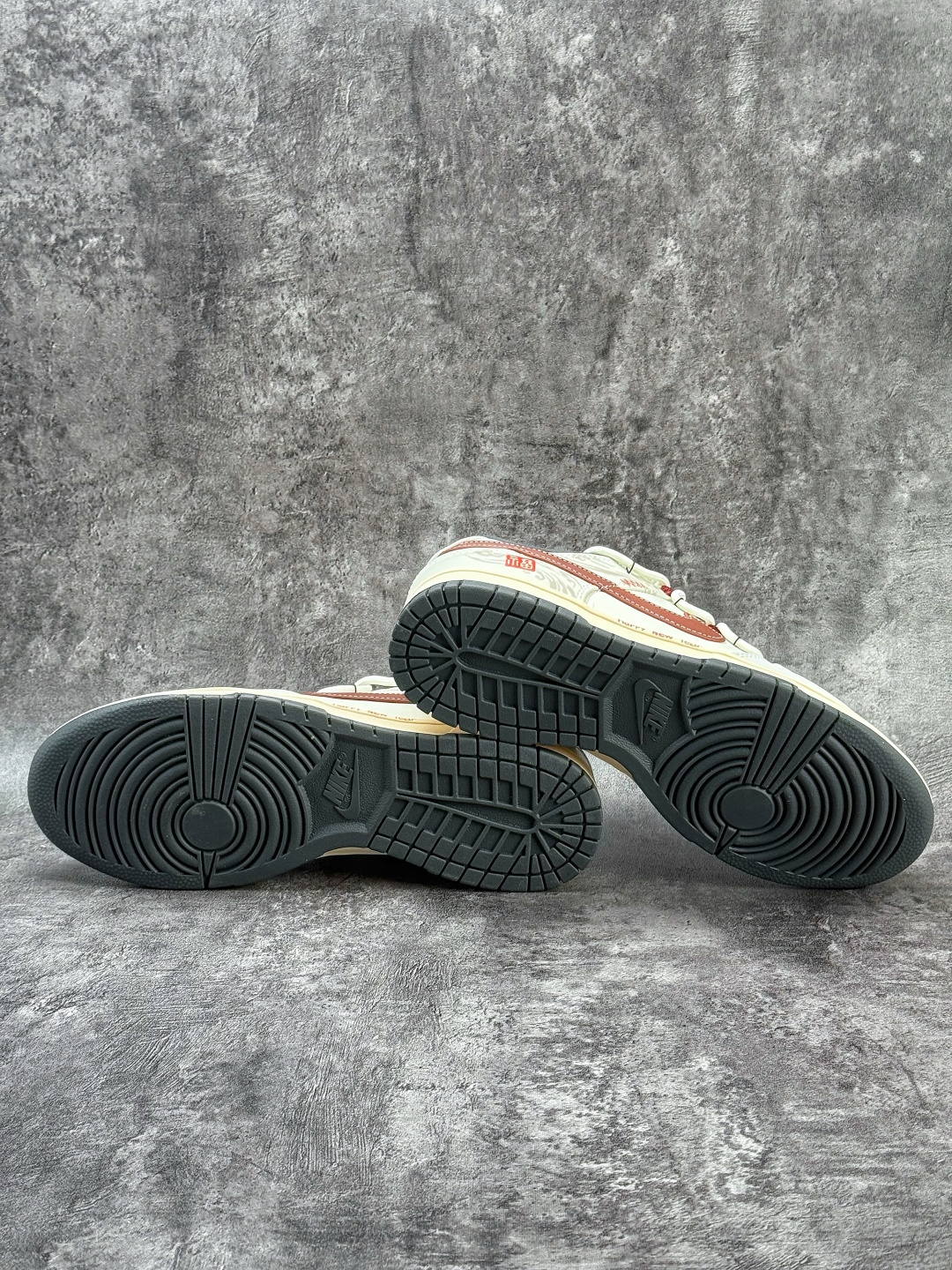 Nike SB Dunk Low 马年限定 奶白红 IM6670-202