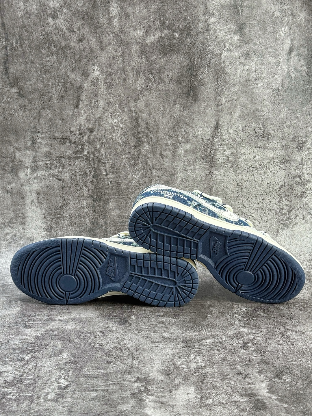 Nike SB Dunk Low x Louis Vuitton 白蓝牛仔小勾满天星 YX5066-397