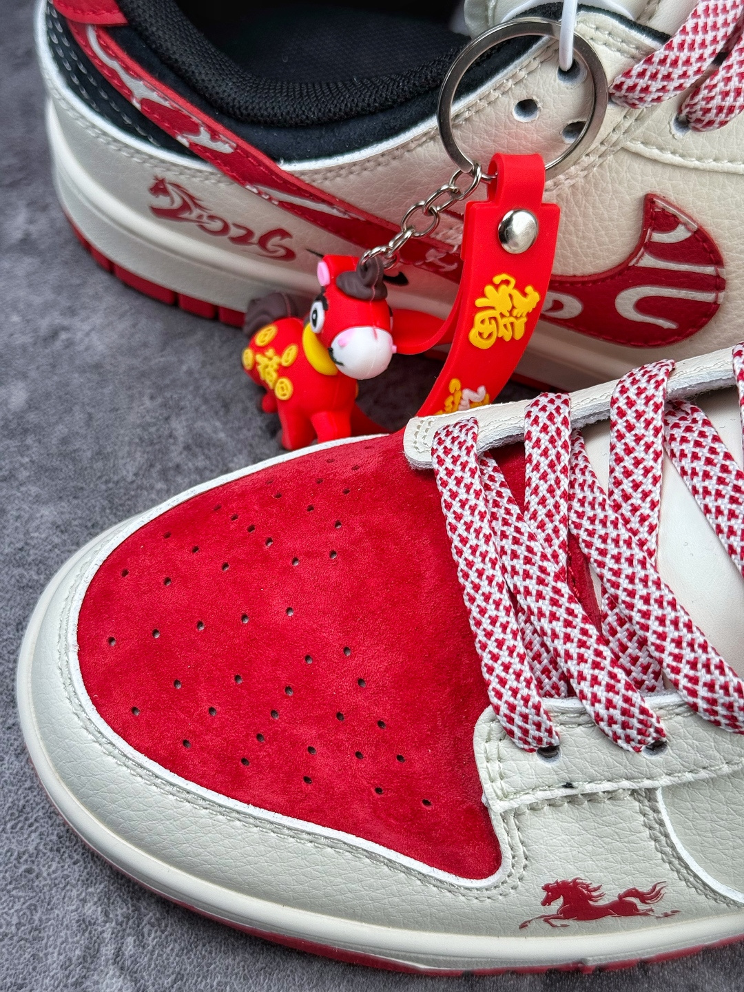 Nike SB Dunk Low 马年限定 白红黑双小勾满天星 FC1688-244