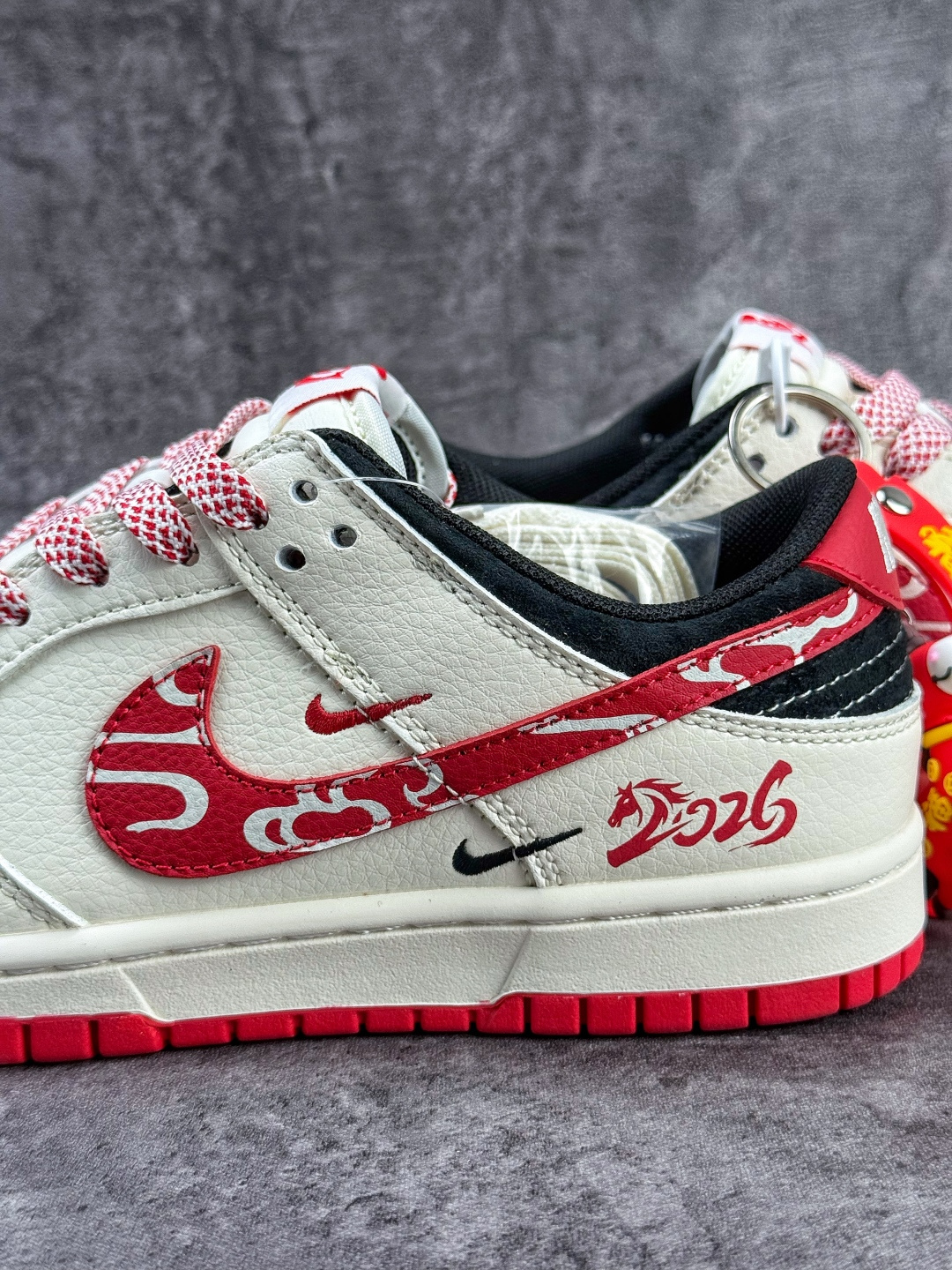 Nike SB Dunk Low 马年限定 白红黑双小勾满天星 FC1688-244
