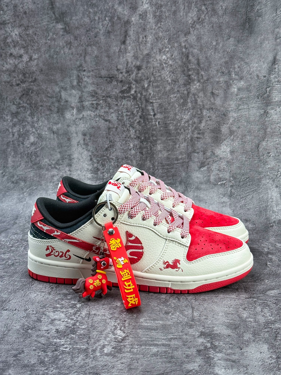 Nike SB Dunk Low 马年限定 白红黑双小勾满天星 FC1688-244