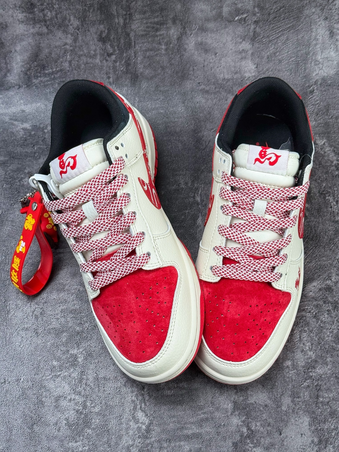 Nike SB Dunk Low 马年限定 白红黑双小勾满天星 FC1688-244