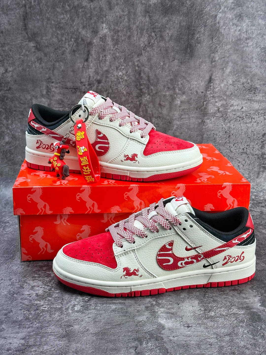 Nike SB Dunk Low 马年限定 白红黑双小勾满天星 FC1688-244