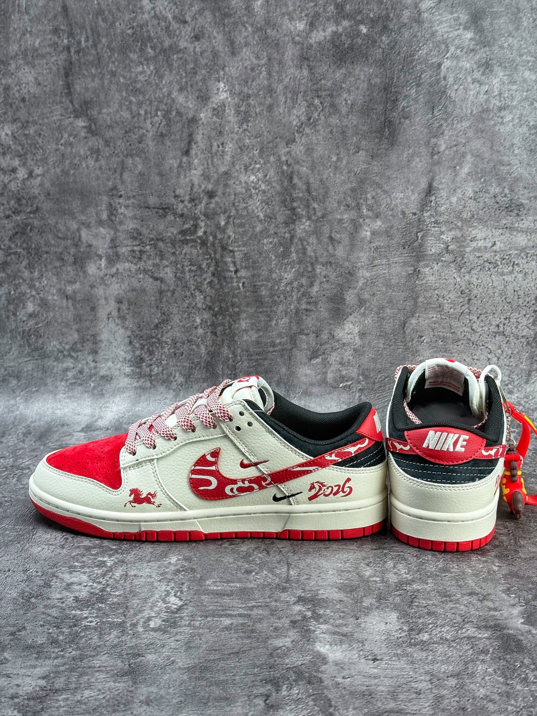 Nike SB Dunk Low 马年限定 白红黑双小勾满天星 FC1688-244